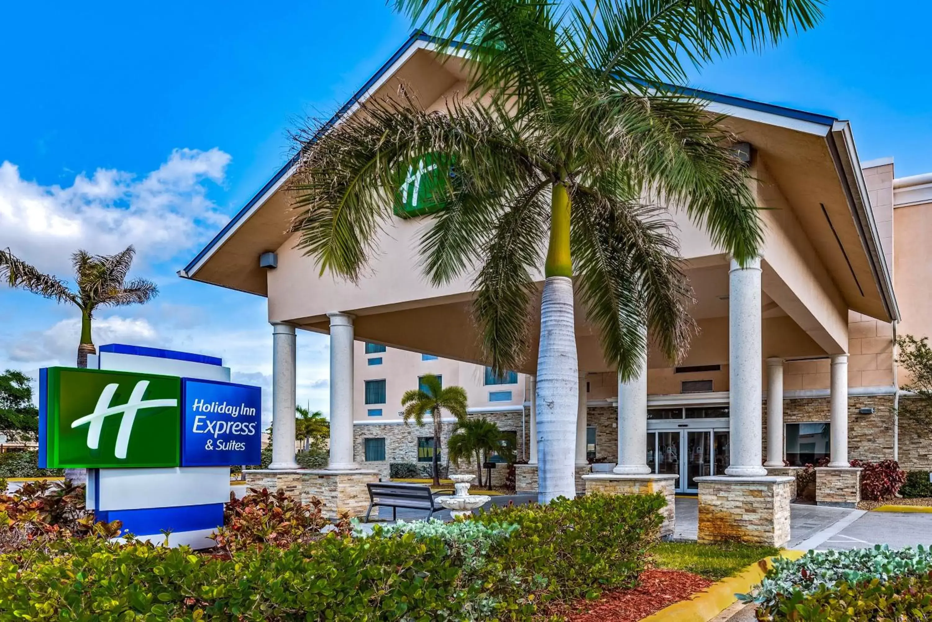 Property Building in Holiday Inn Express & Suites Lantana