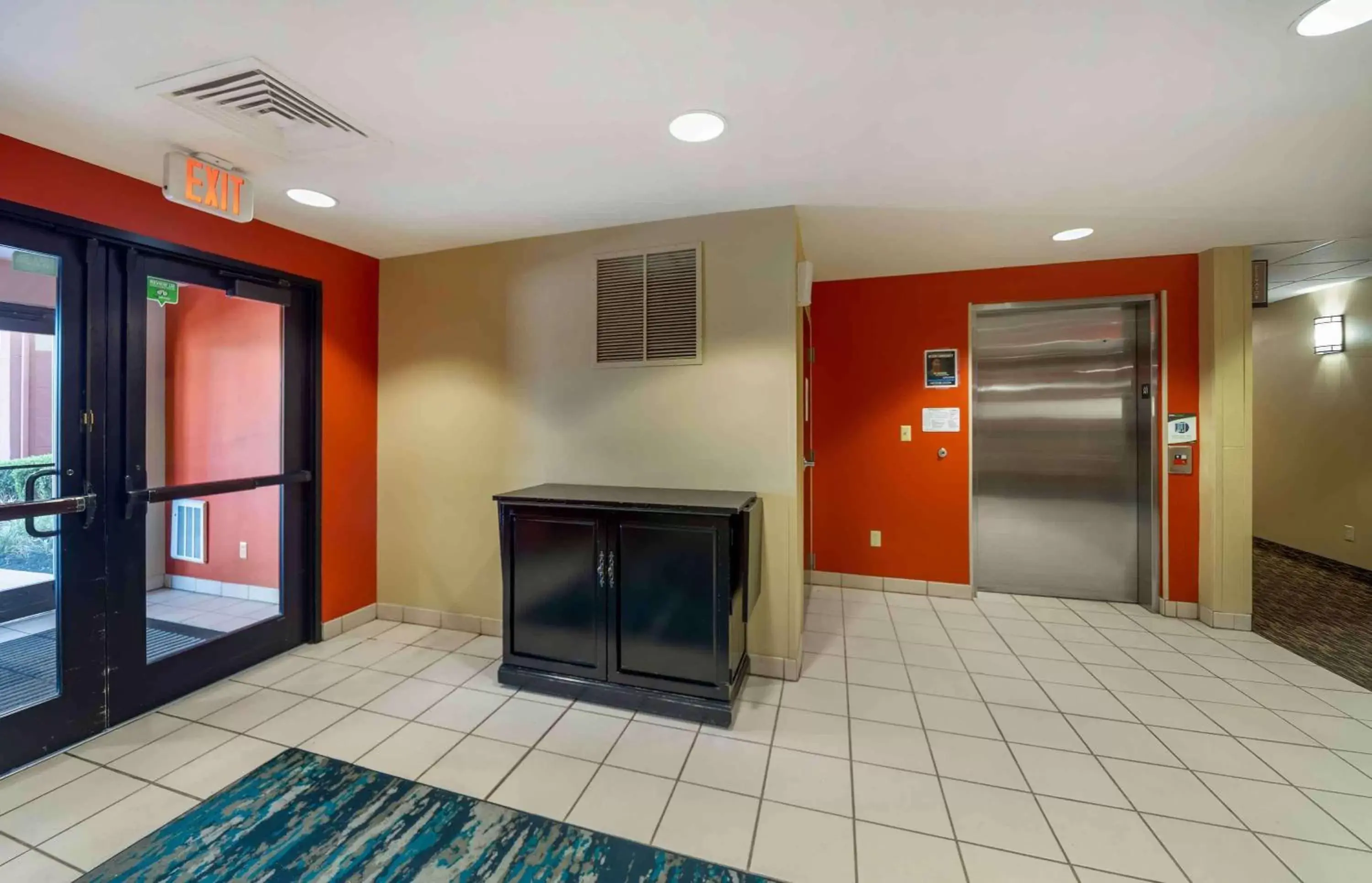 Breakfast, TV/Entertainment Center in Extended Stay America Suites - Oklahoma City - NW Expressway