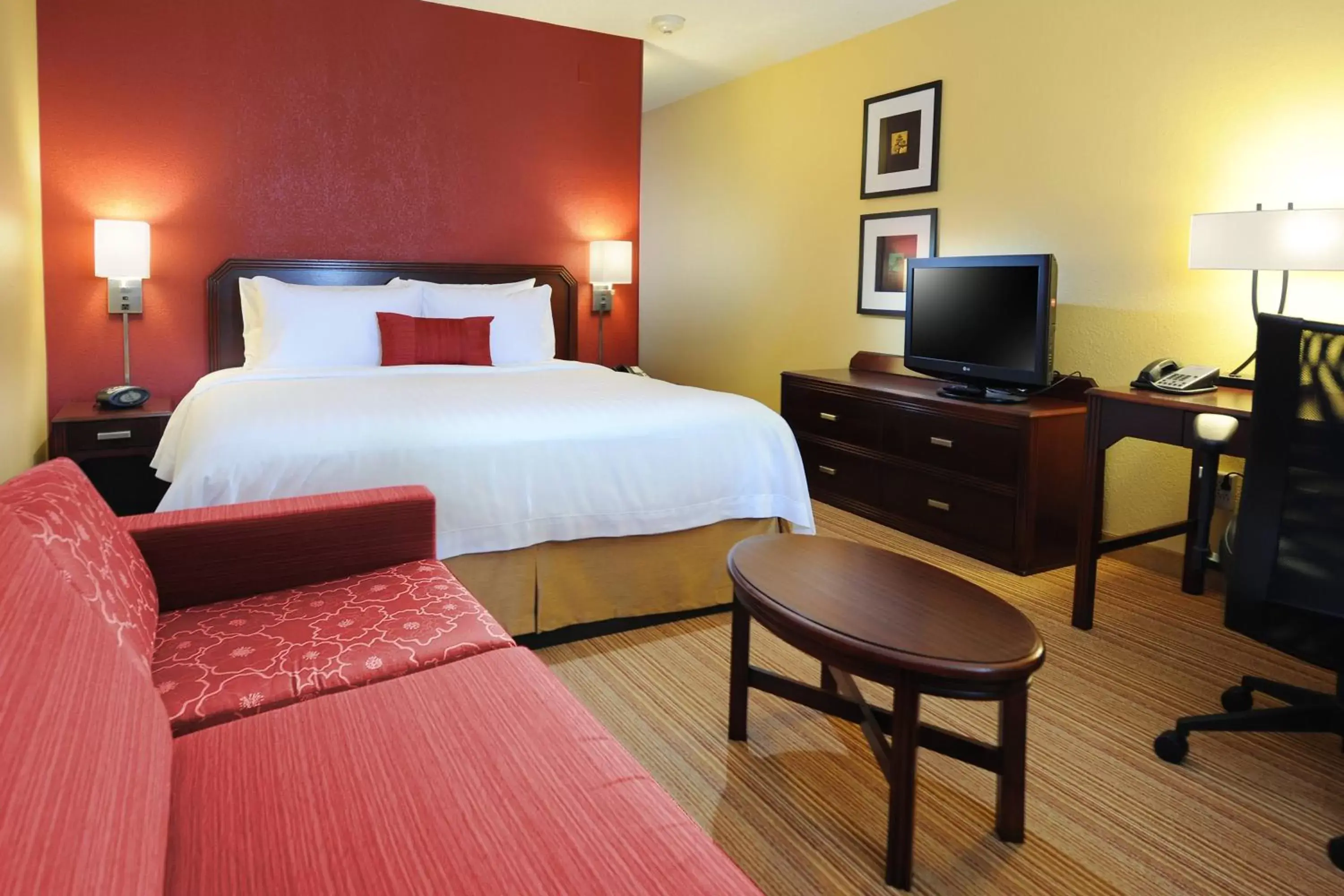 Photo of the whole room, Bed in Courtyard by Marriott Houston Hobby Airport