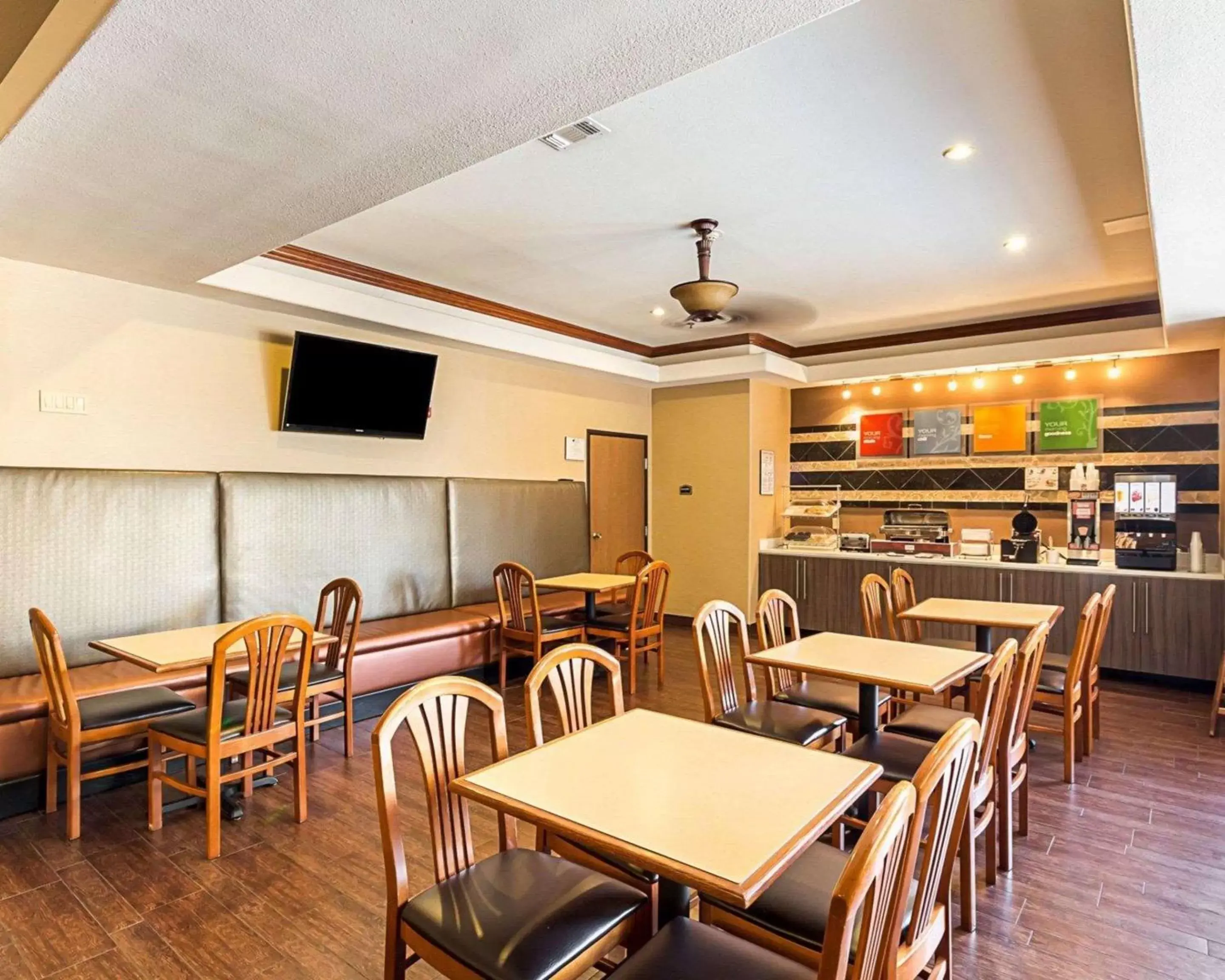 Restaurant/Places to Eat in Comfort Suites At Plaza Mall