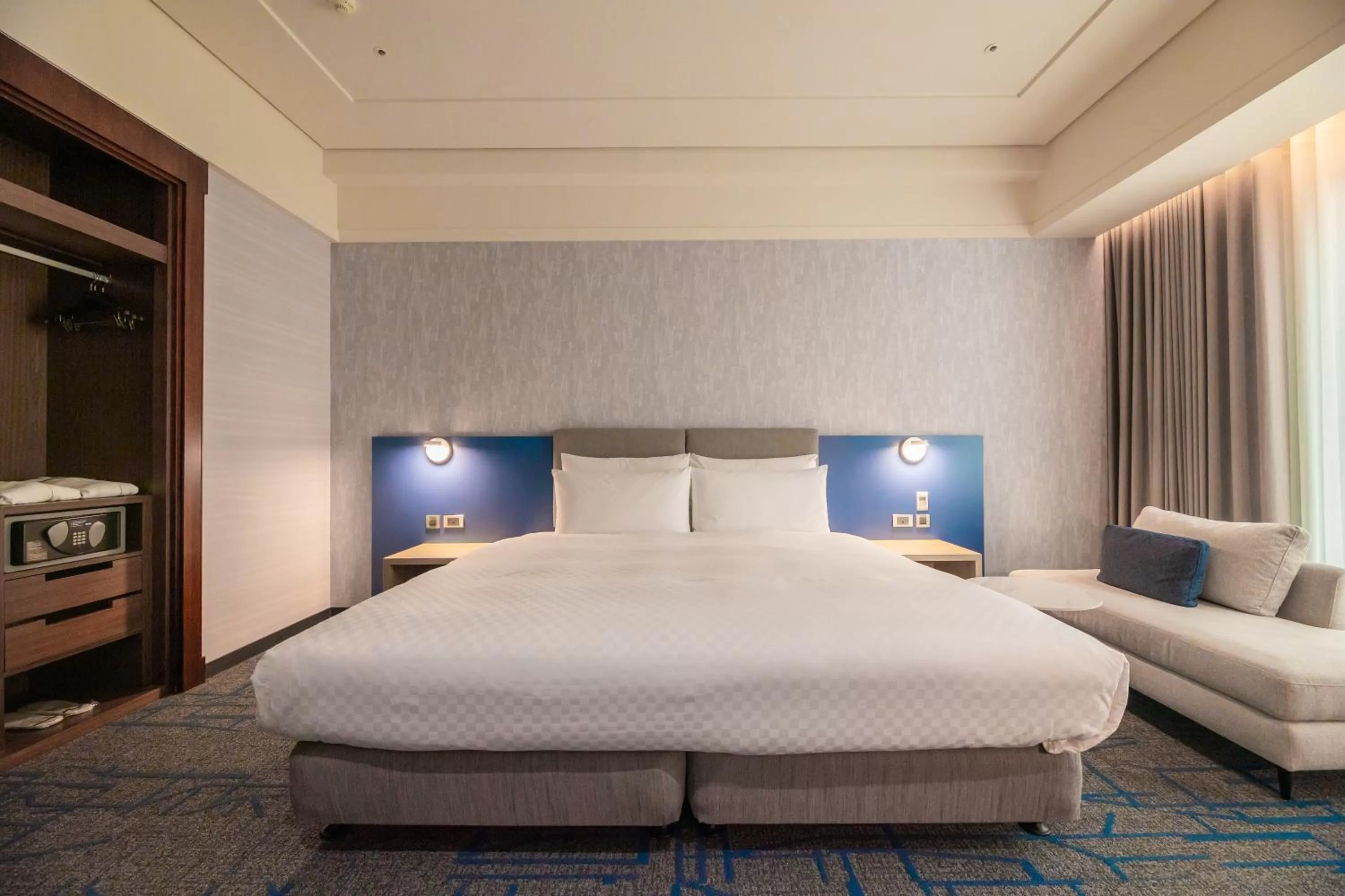 Photo of the whole room, Bed in Miramar Garden Taipei