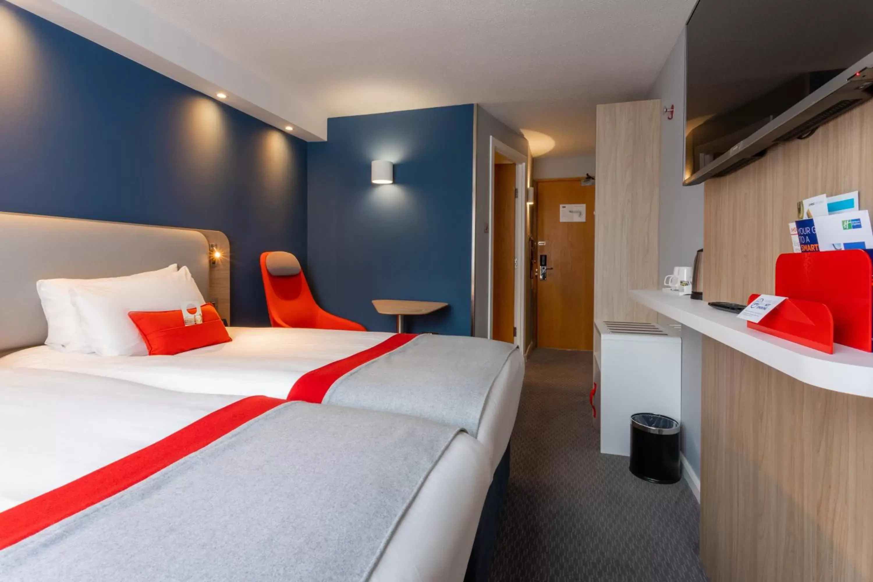 Photo of the whole room, Bed in Holiday Inn Express - Glasgow - City Ctr Theatreland, an IHG Hotel