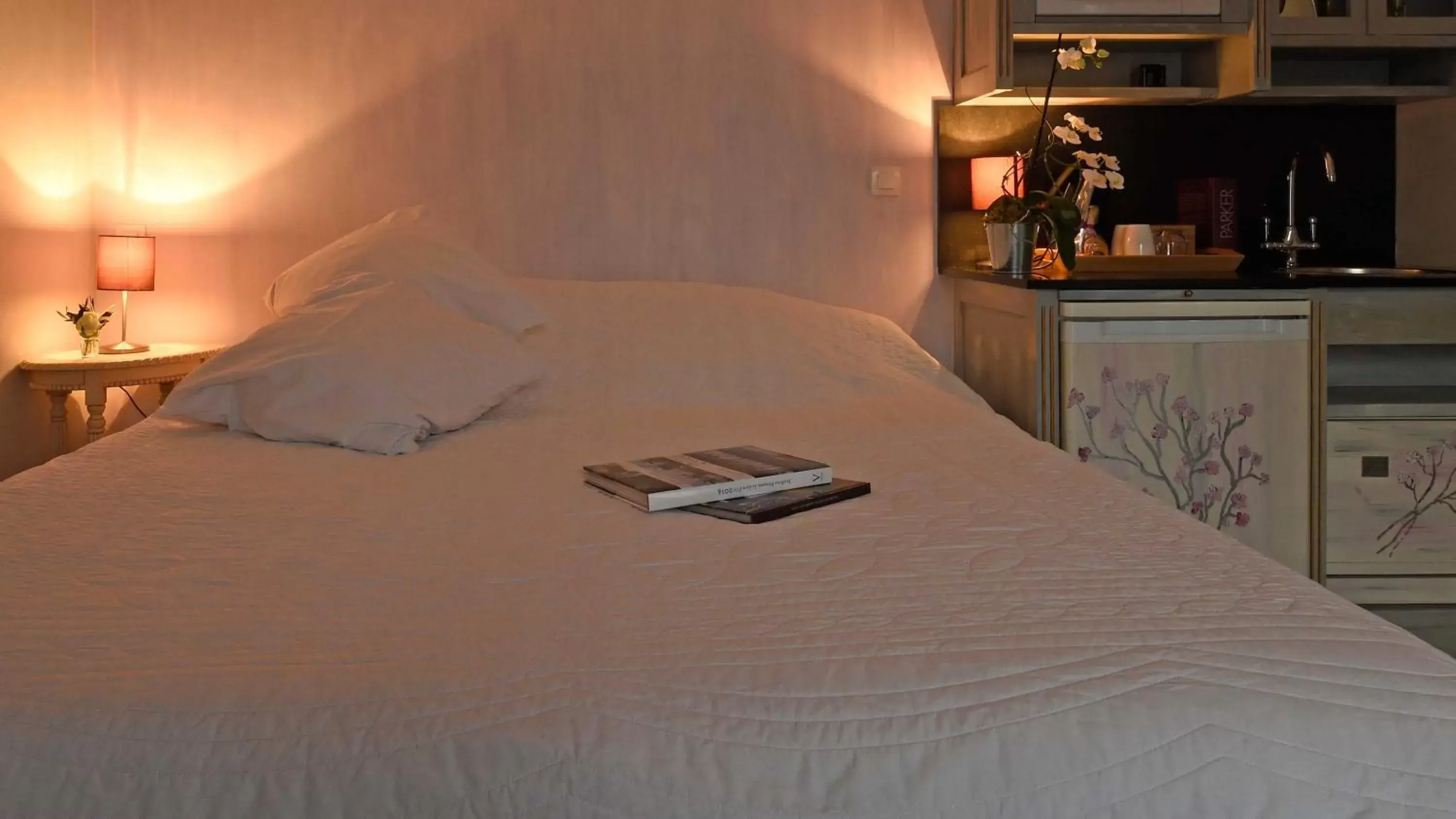 Decorative detail, Bed in Le Mascaret - Restaurant Hotel Spa