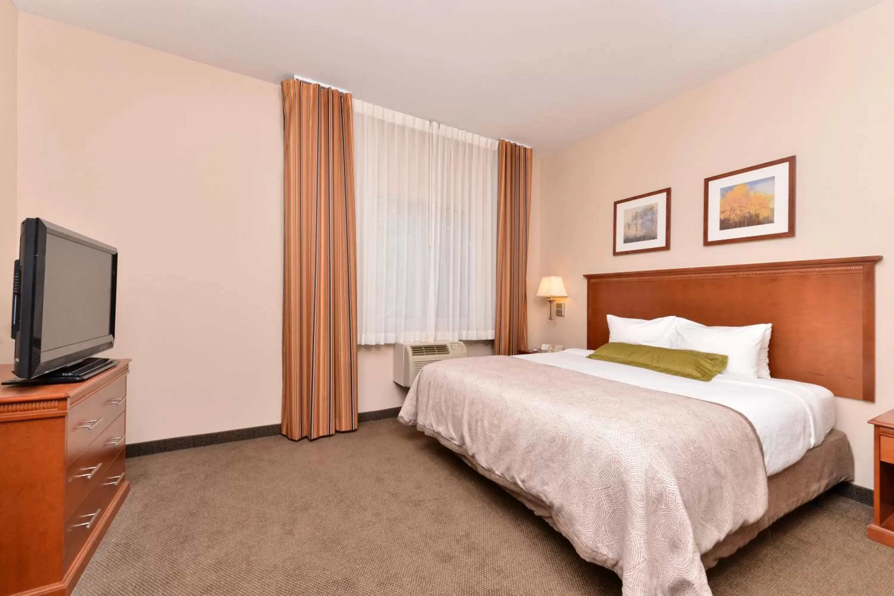 Photo of the whole room, Bed in Candlewood Suites San Diego, an IHG Hotel