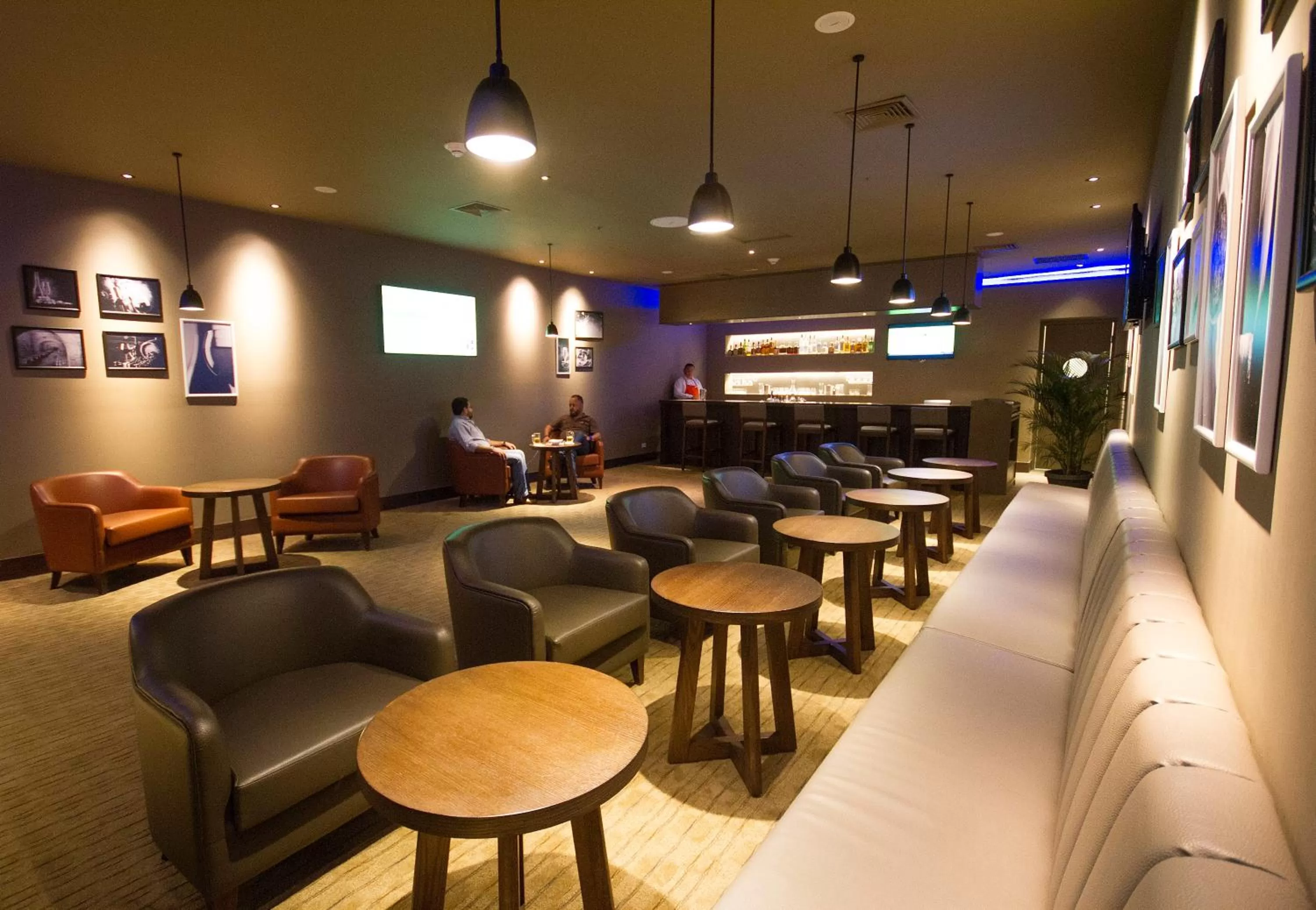 Lounge or bar in Crowne Plaza Managua by IHG