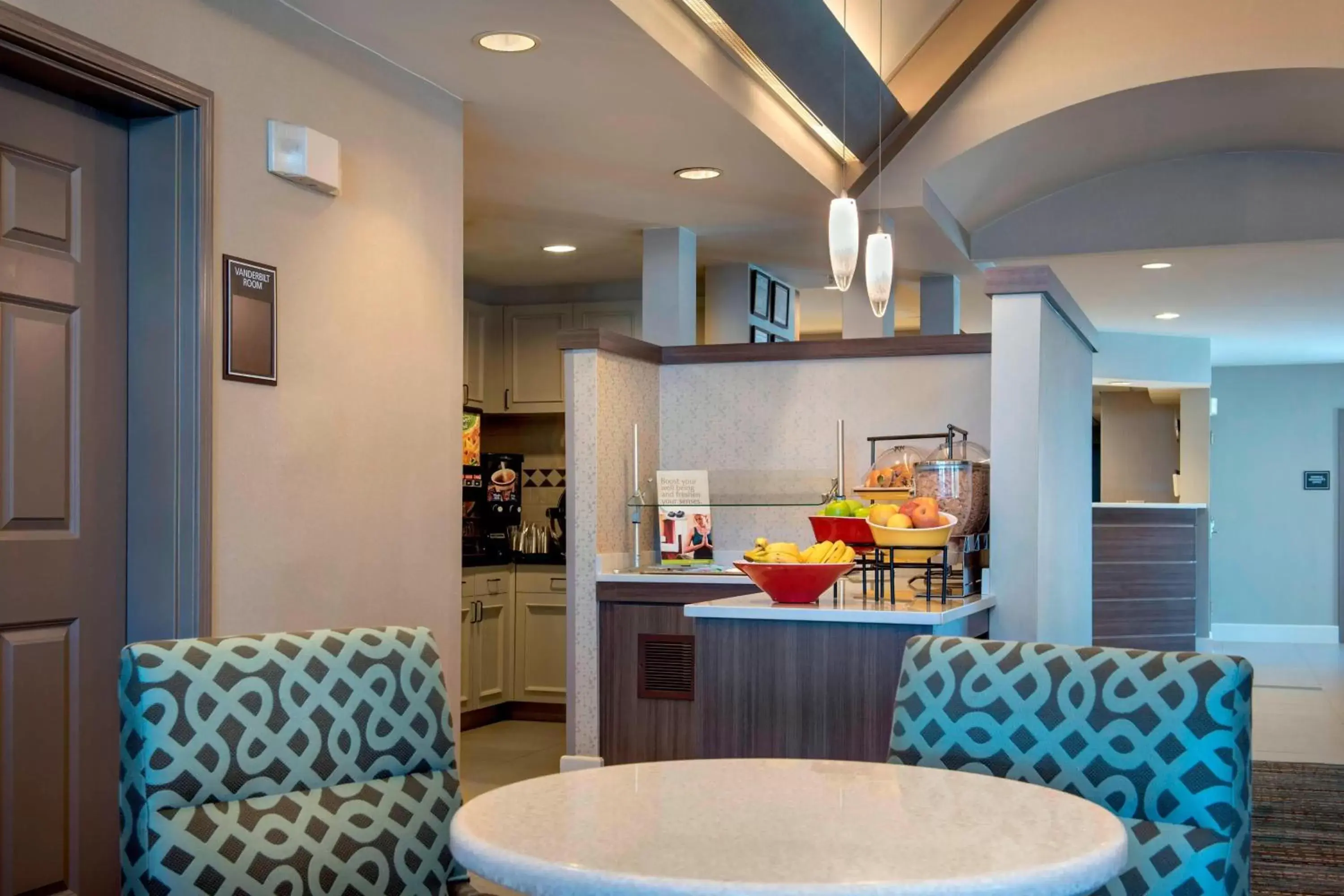 Breakfast, Kitchen/Kitchenette in Residence Inn Long Island Hauppauge/Islandia