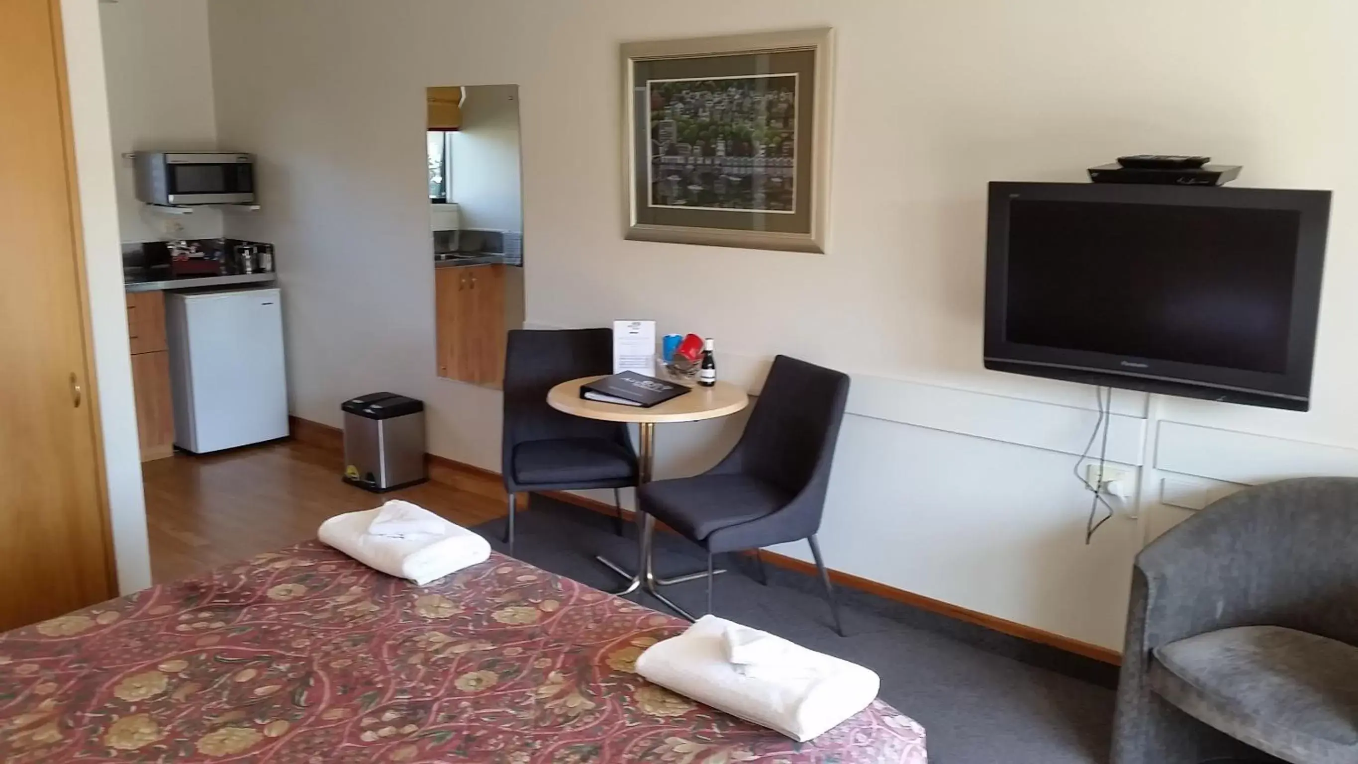 Dining area, TV/Entertainment Center in Airport Gateway Motor Lodge