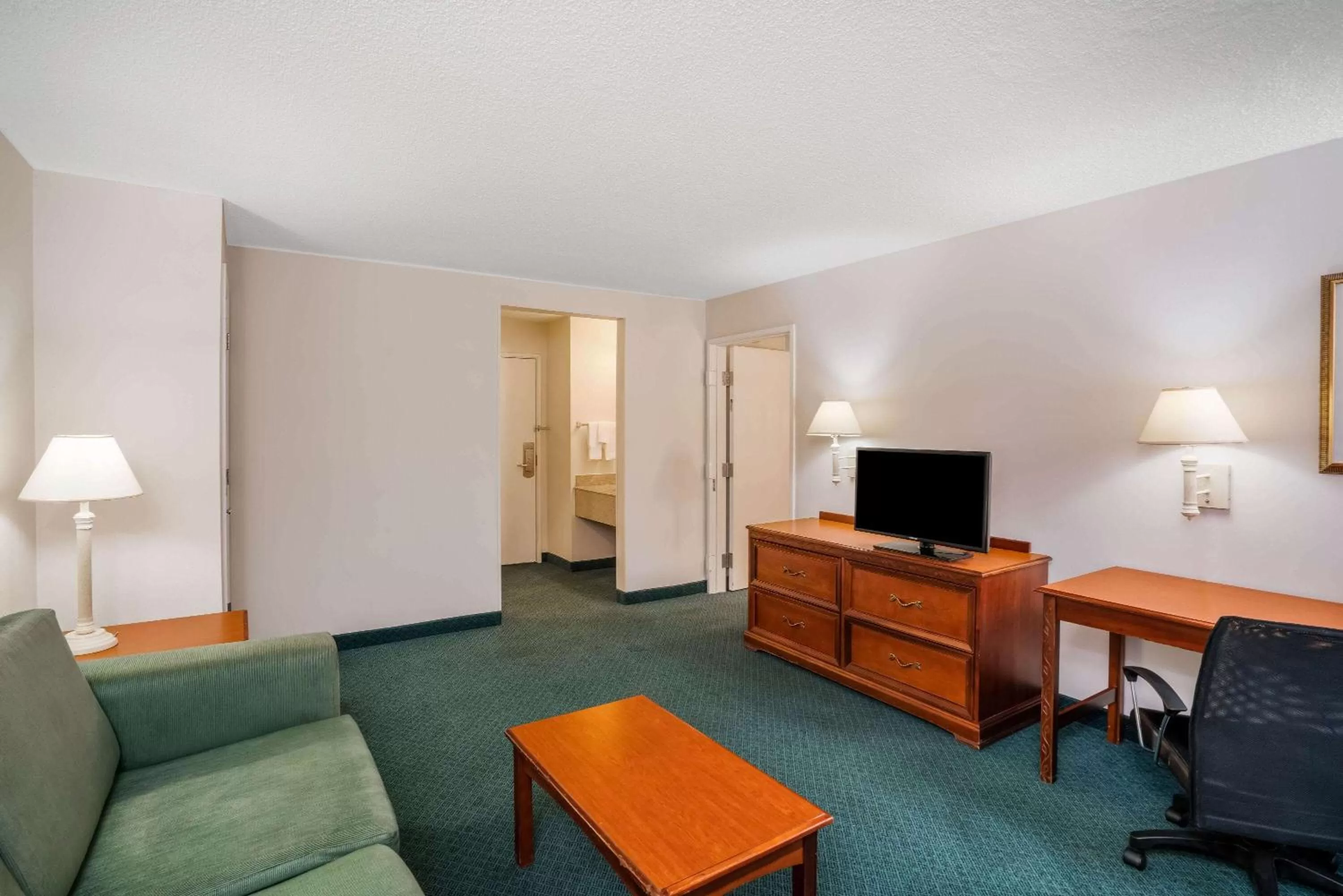 Photo of the whole room in La Quinta by Wyndham Nashville Franklin