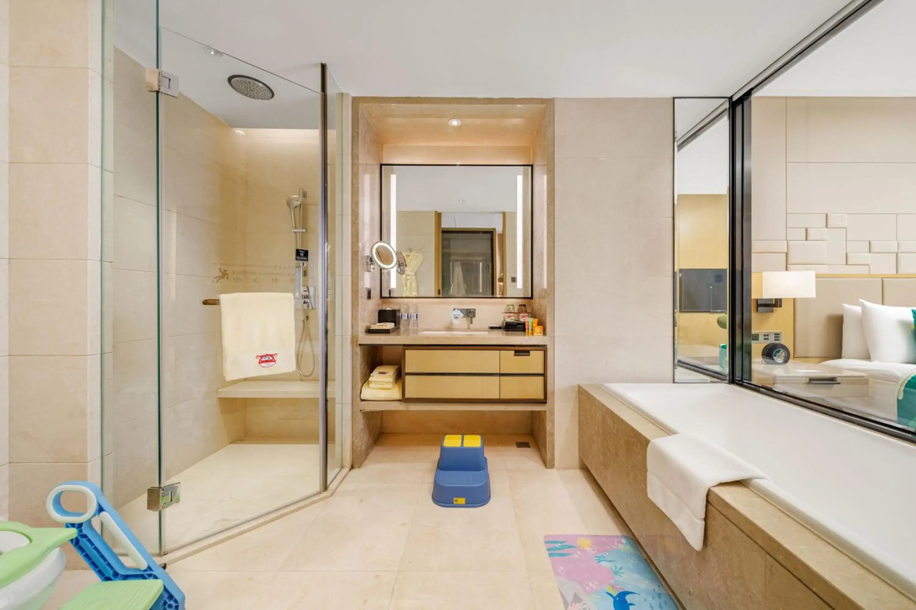 Photo of the whole room, Kitchen/Kitchenette in Chengdu Marriott Hotel Financial Centre