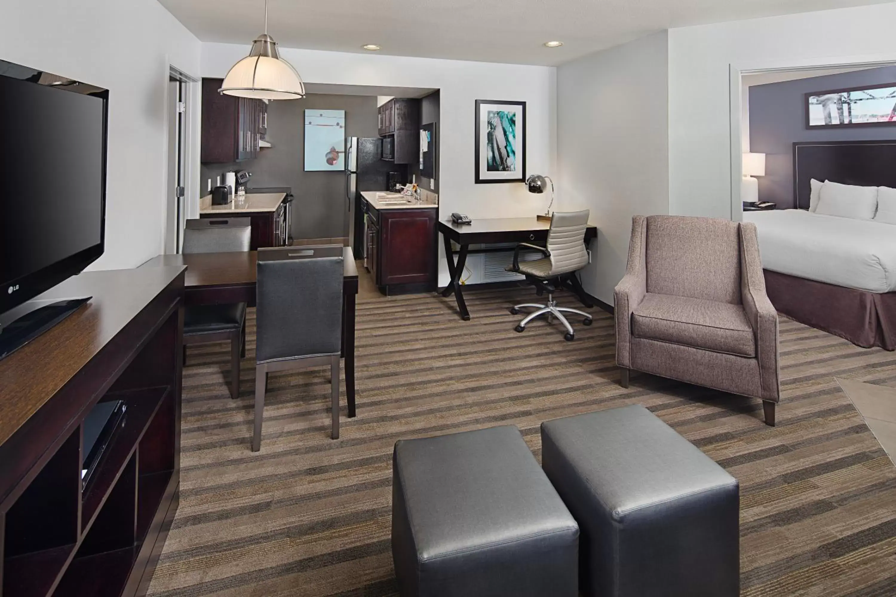 Kitchen or kitchenette, Seating Area in Hyatt House Dallas Las Colinas