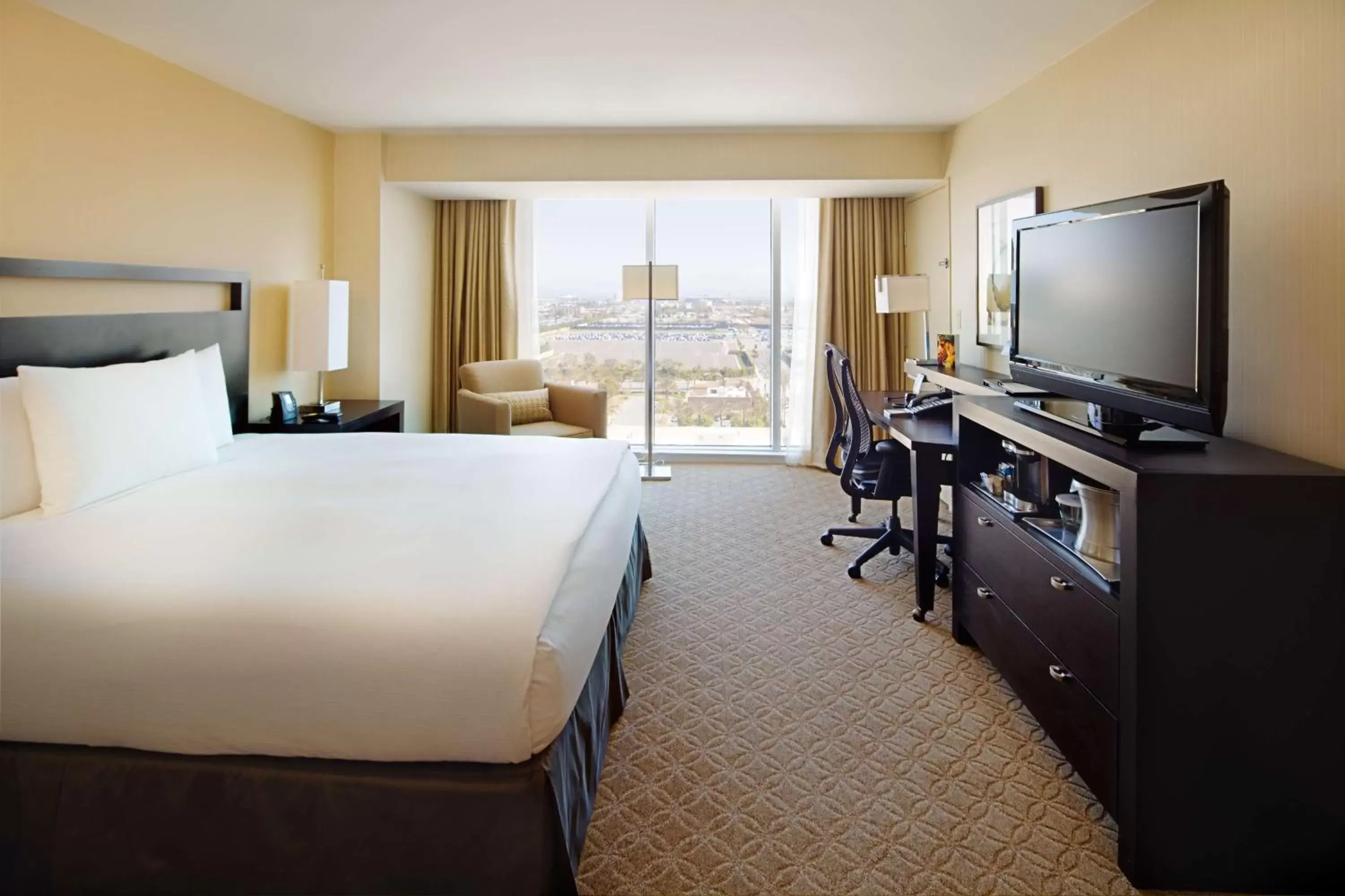 Bed, TV/Entertainment Center in Hilton Anaheim