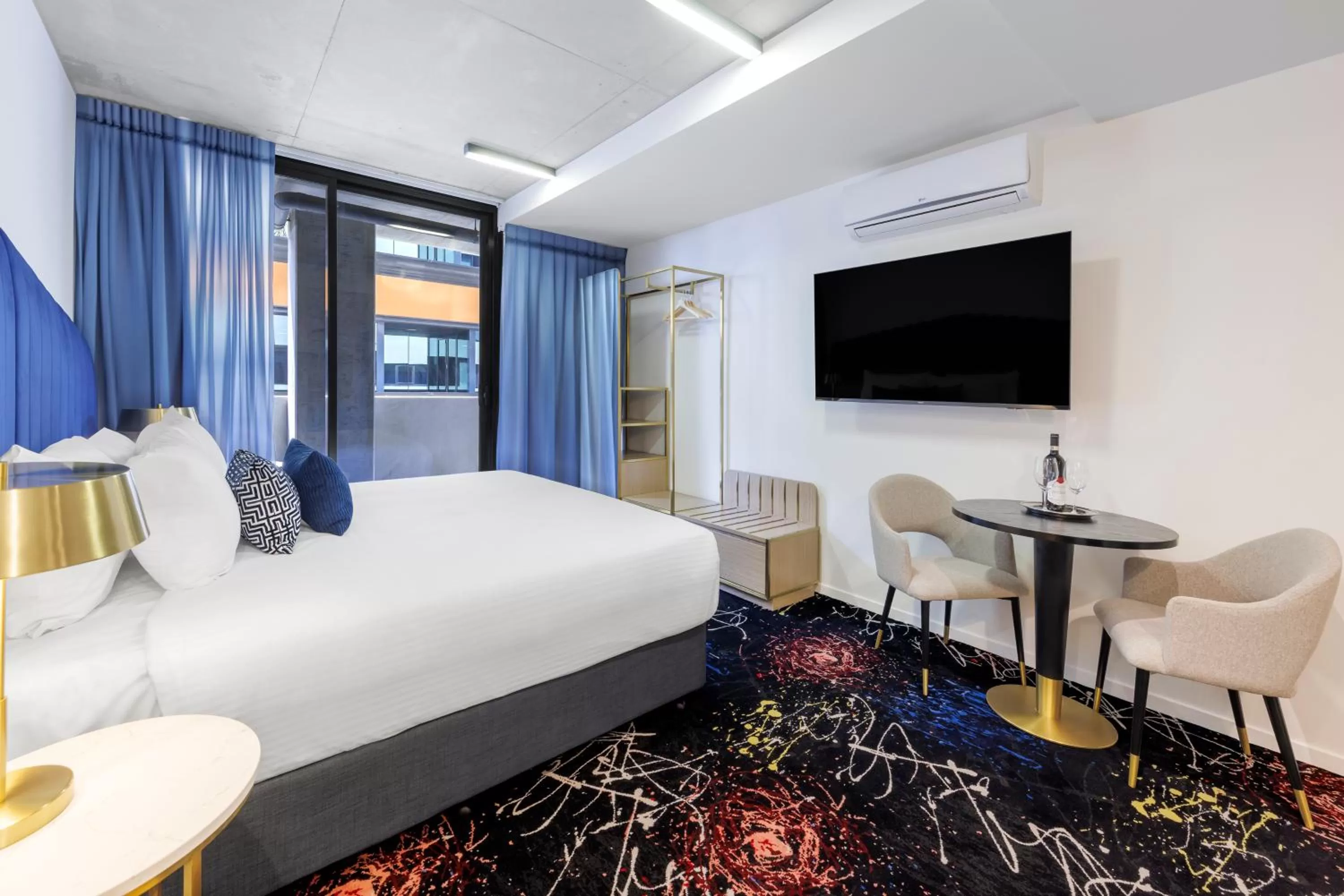 Bed, TV/Entertainment Center in Mercure Melbourne St Kilda Road