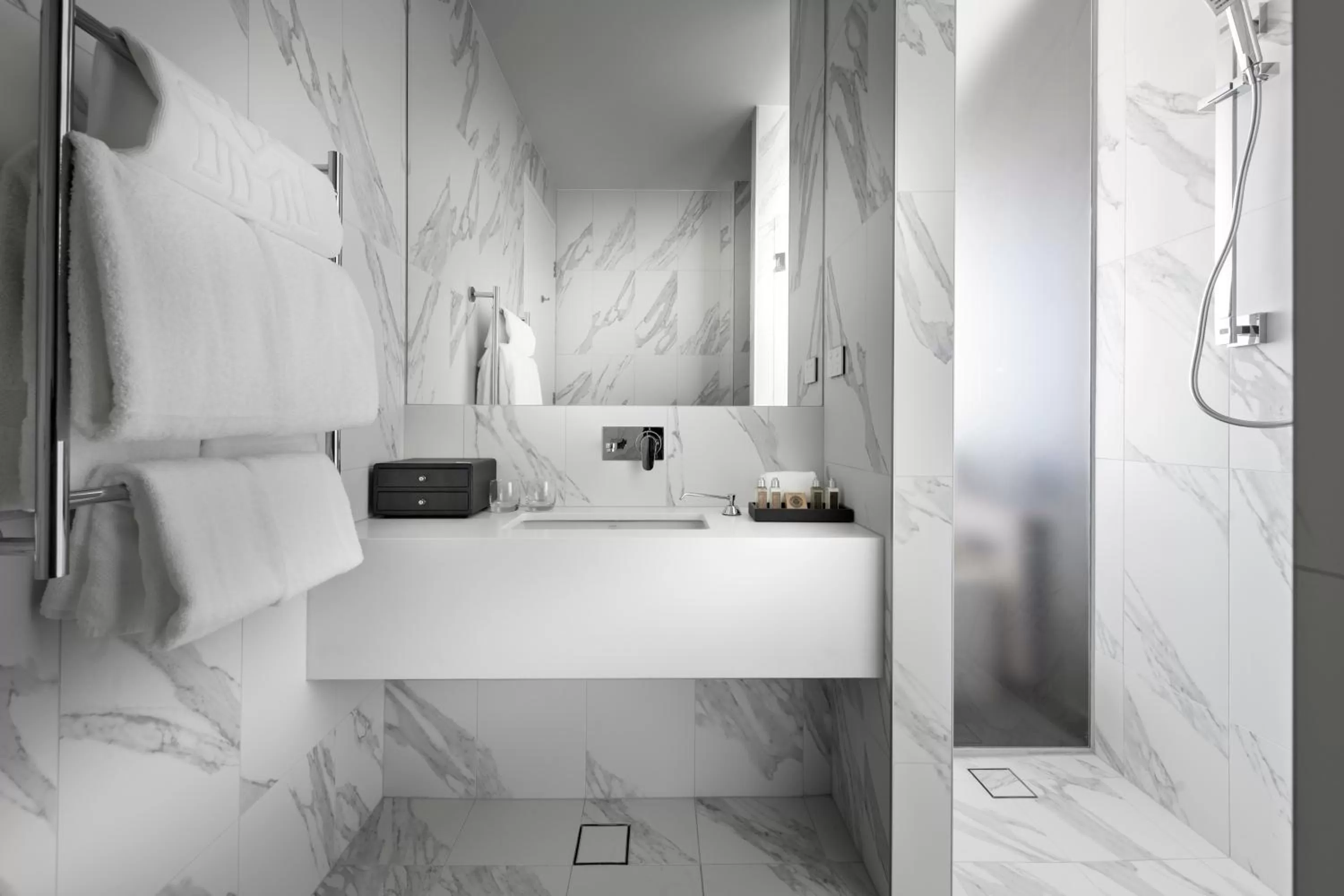 Bathroom, Bed in The Melbourne Hotel