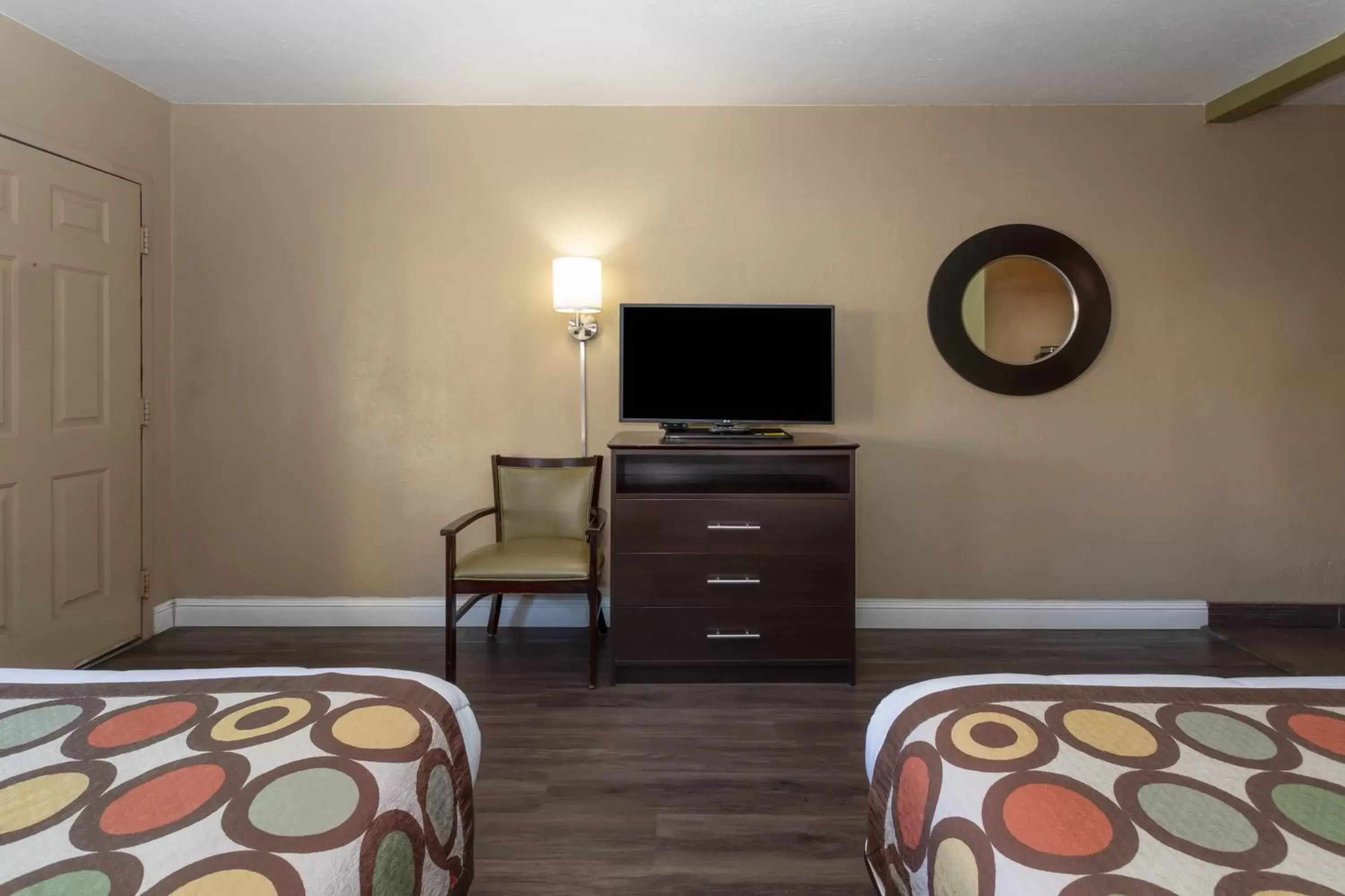 TV and multimedia, Bed in Super 8 by Wyndham NAU/Downtown Conference Center
