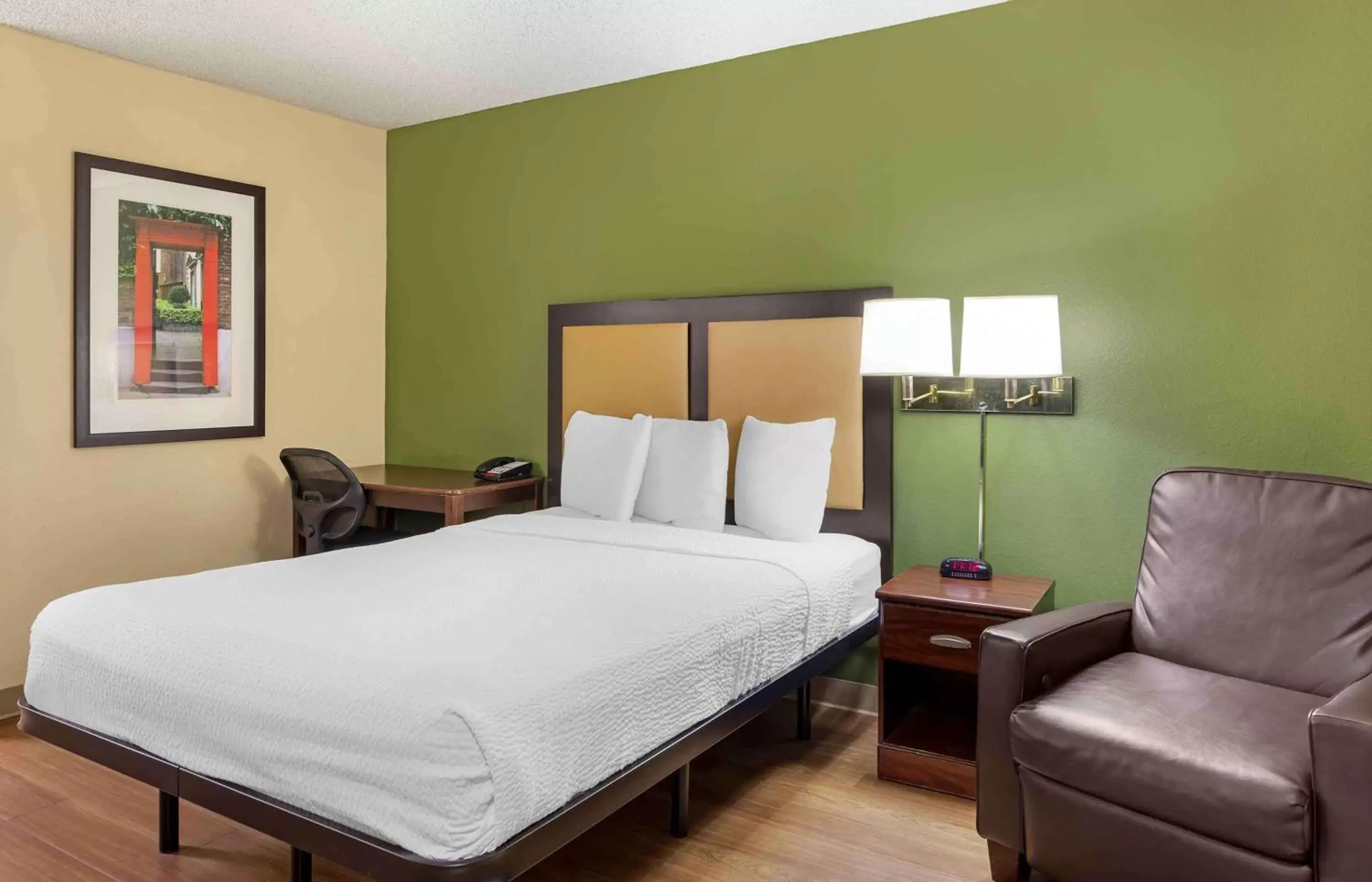 Bedroom, Bed in Extended Stay America Suites - Los Angeles - Long Beach Airport