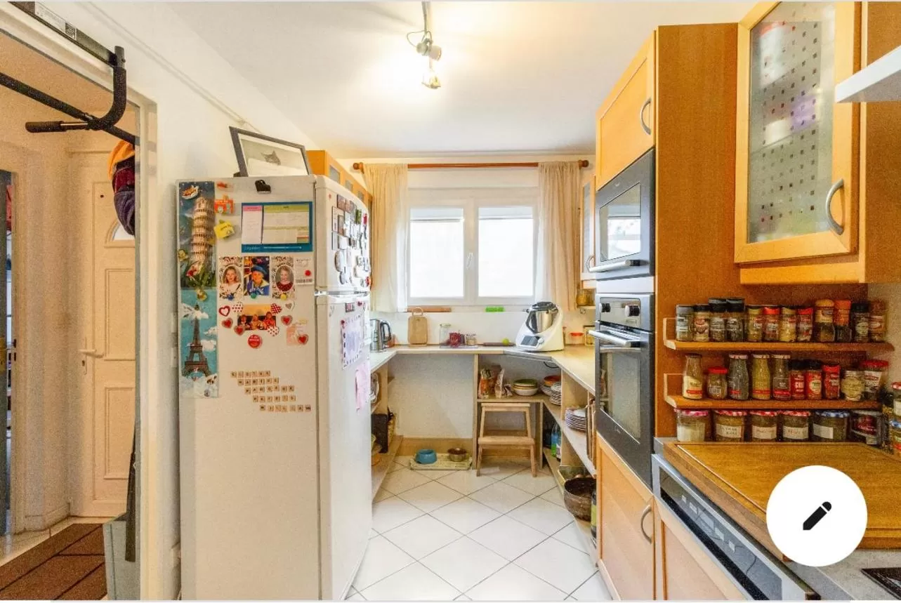 Kitchen/Kitchenette in 2 CHAMBRES B&B PRÈS DE L'AÉROPORT ET DU MEETT