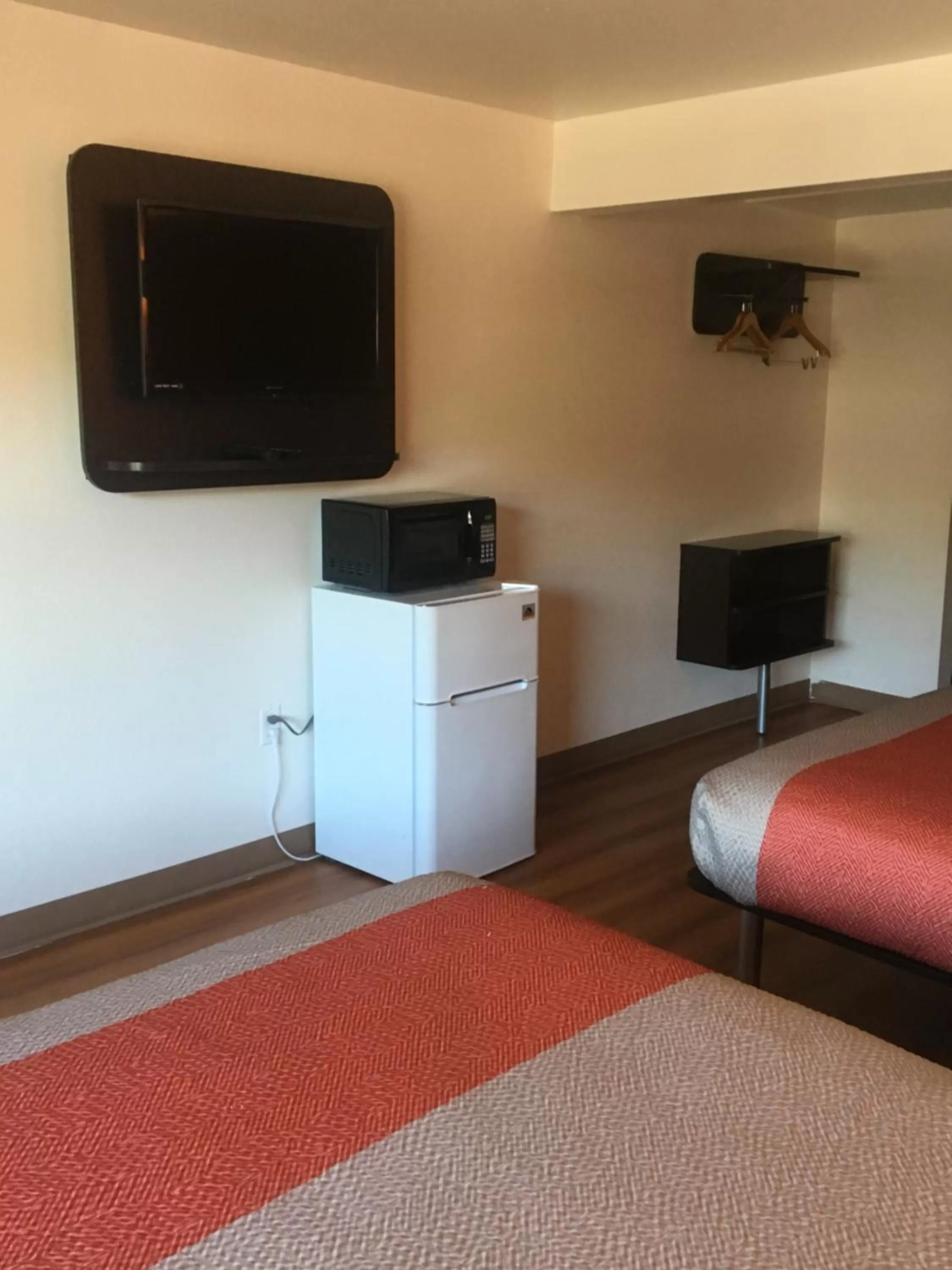 Other, Bed in Motel 6-Bremerton, WA