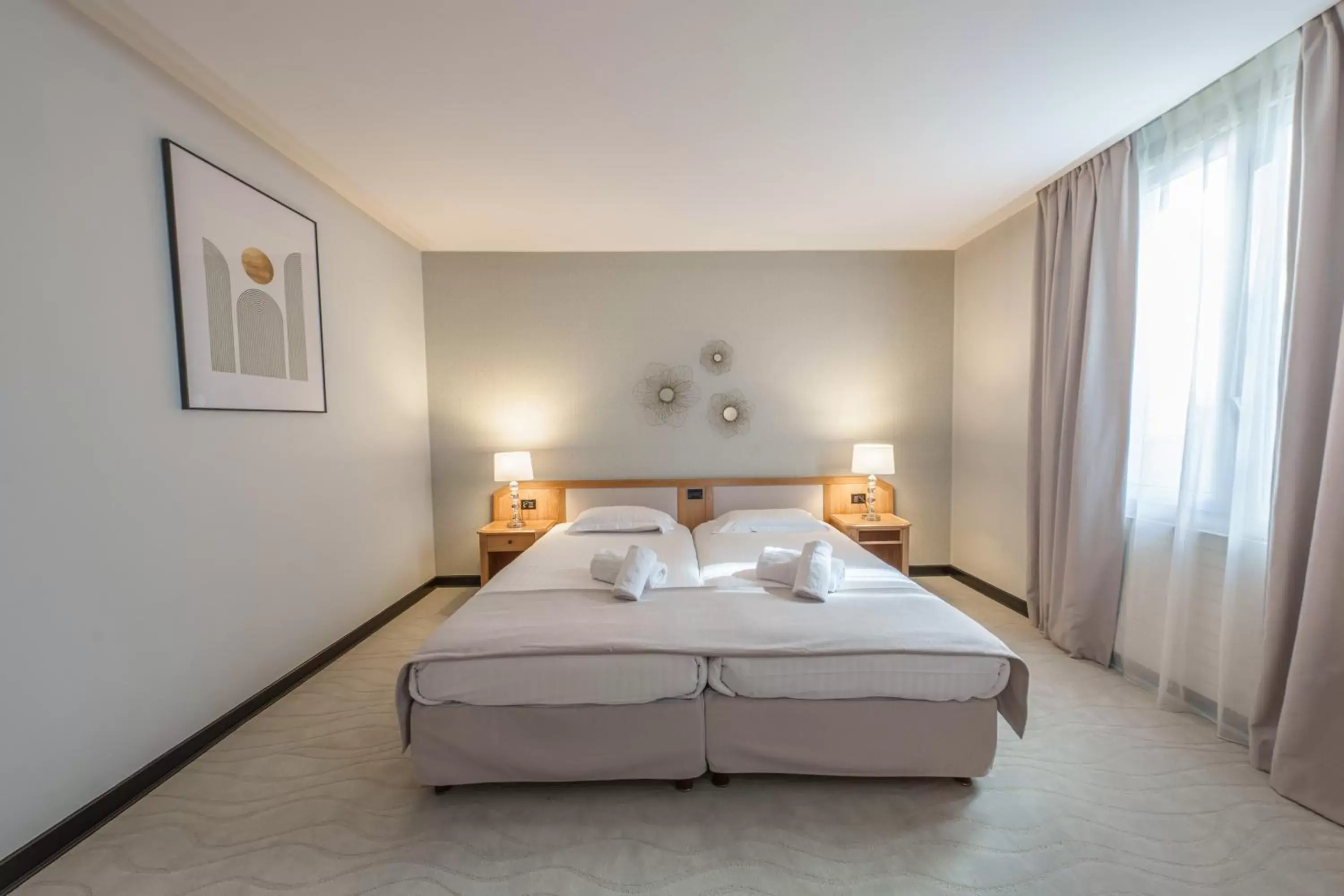 Bedroom, Bed in Hôtel Le Picardy