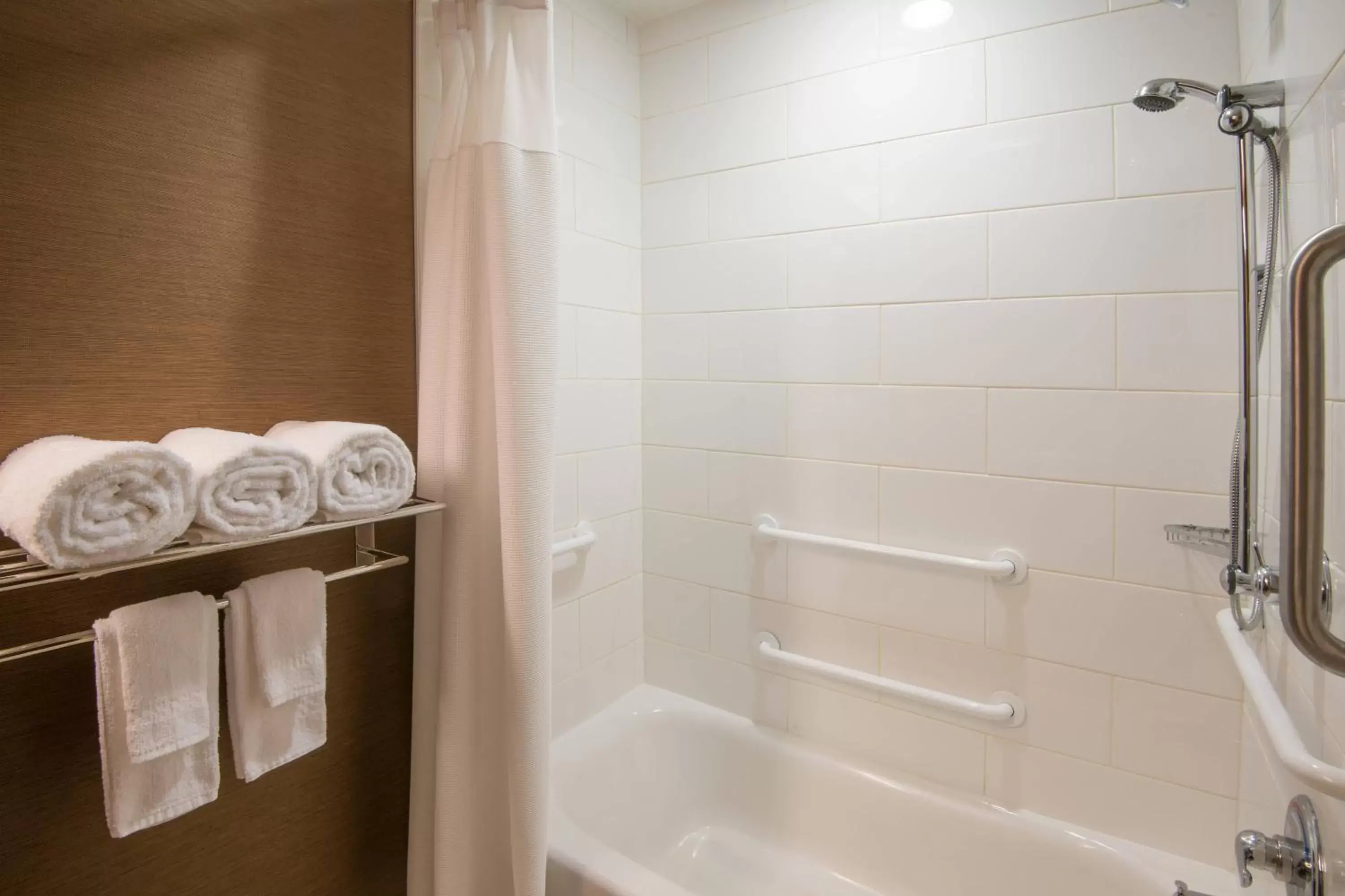 Bathroom in Fairfield Inn & Suites by Marriott Fort Wayne Southwest