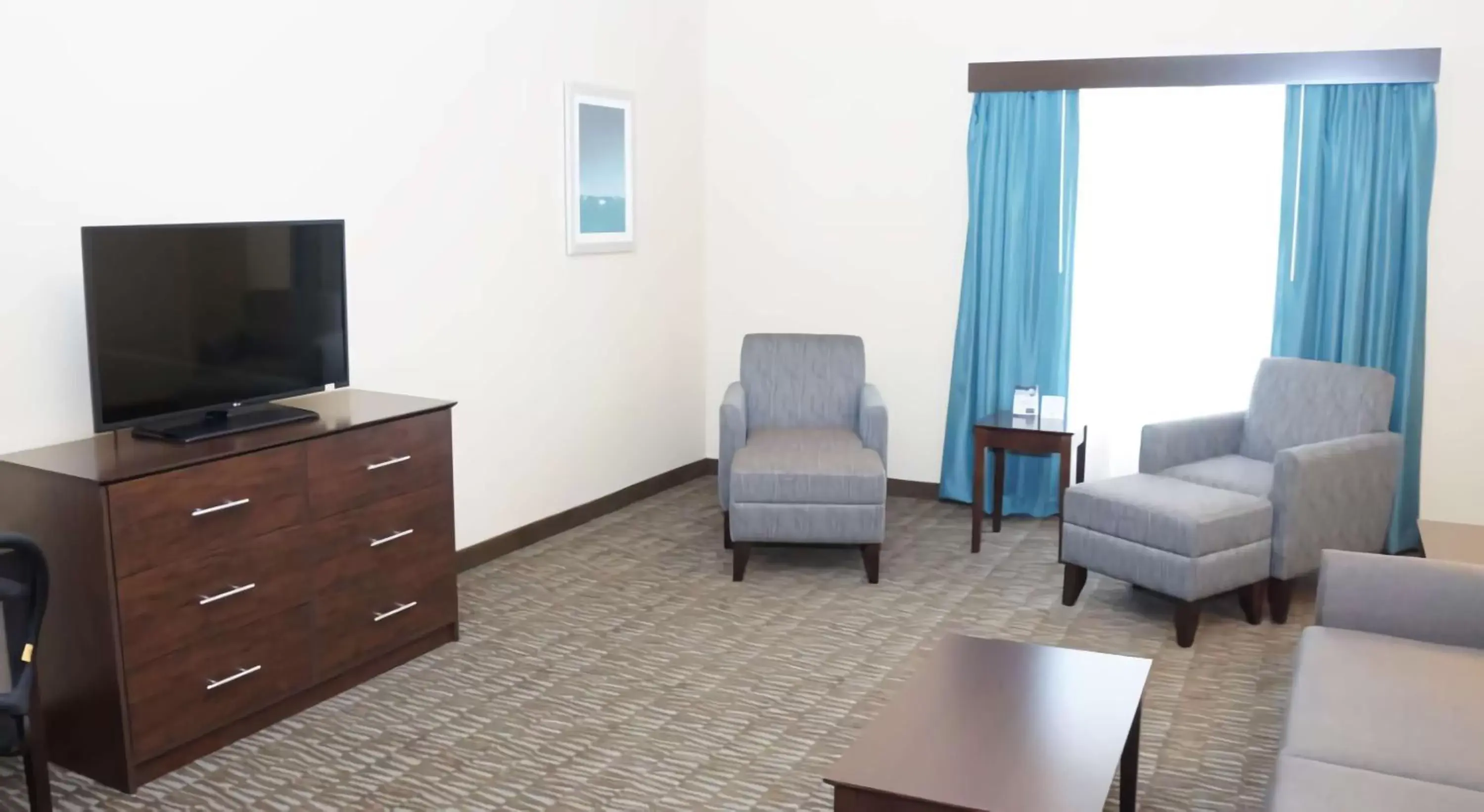 Living room, TV/Entertainment Center in Best Western Naples Plaza Hotel