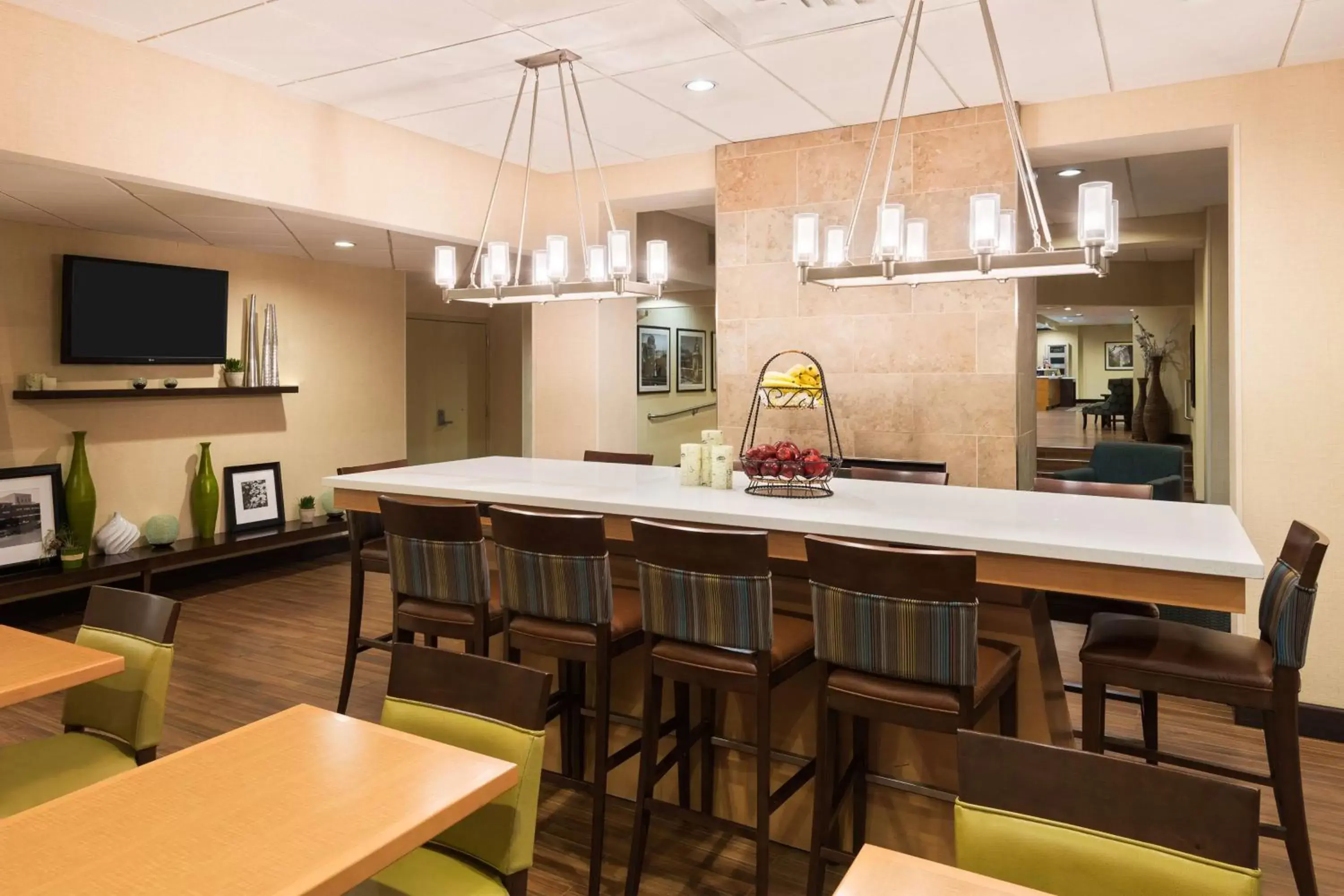 Lobby or reception, Lounge/Bar in Hampton Inn White Plains/Tarrytown