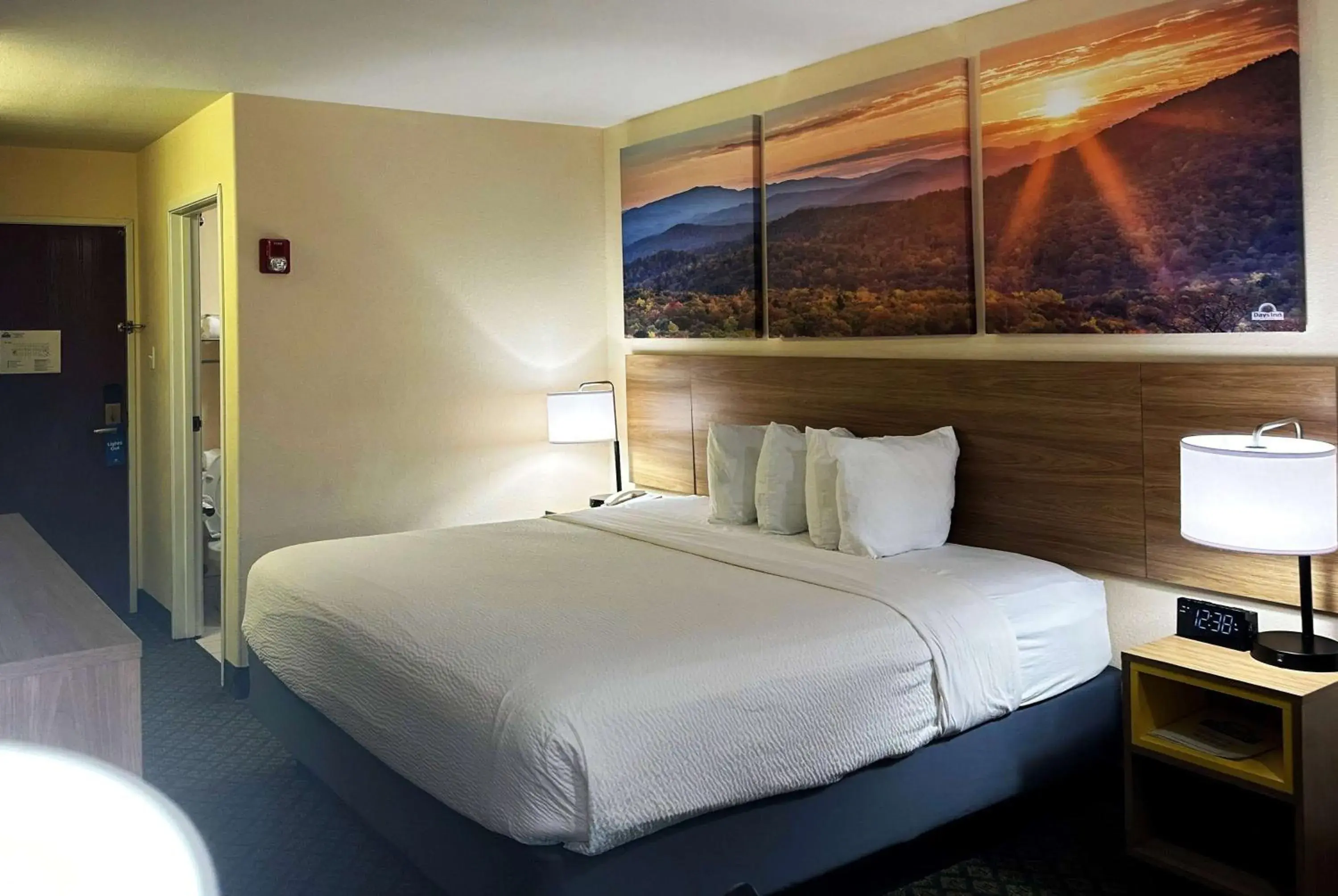 Photo of the whole room, Bed in Days Inn & Suites by Wyndham Eunice