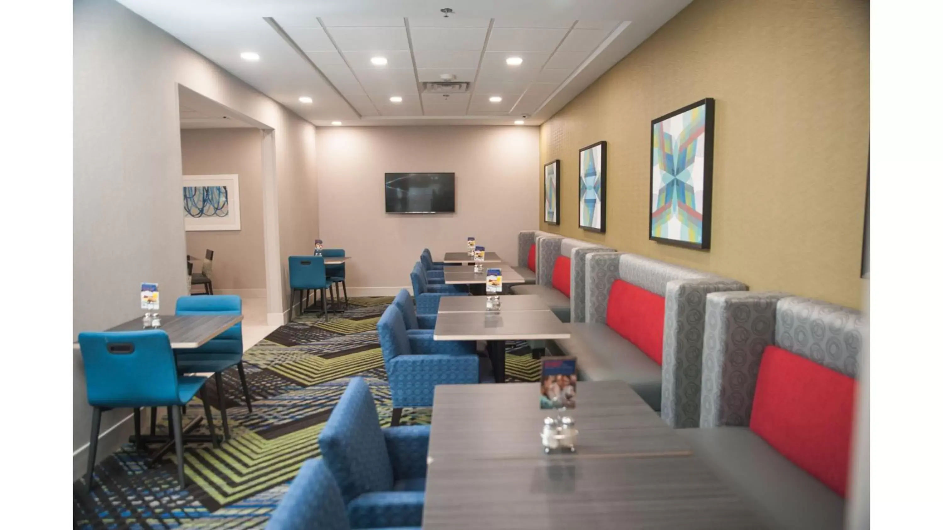 Breakfast, Restaurant/Places to Eat in Holiday Inn Express Hotel & Suites Norfolk, an IHG Hotel