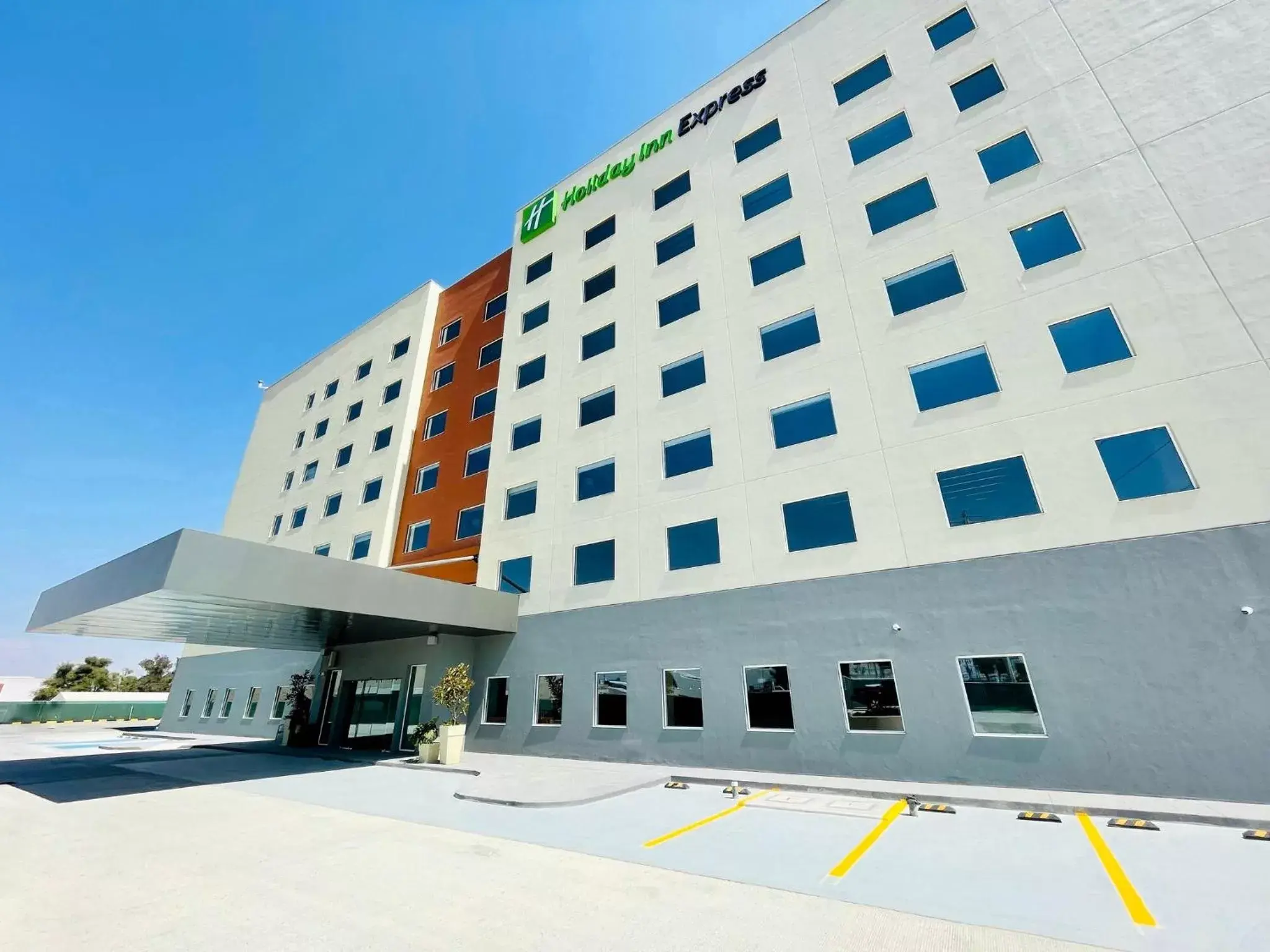 Property building in Holiday Inn Express - Guadalajara Vallarta Poniente by IHG Property building in Holiday Inn Express - Guadalajara Vallarta Poniente by IHG