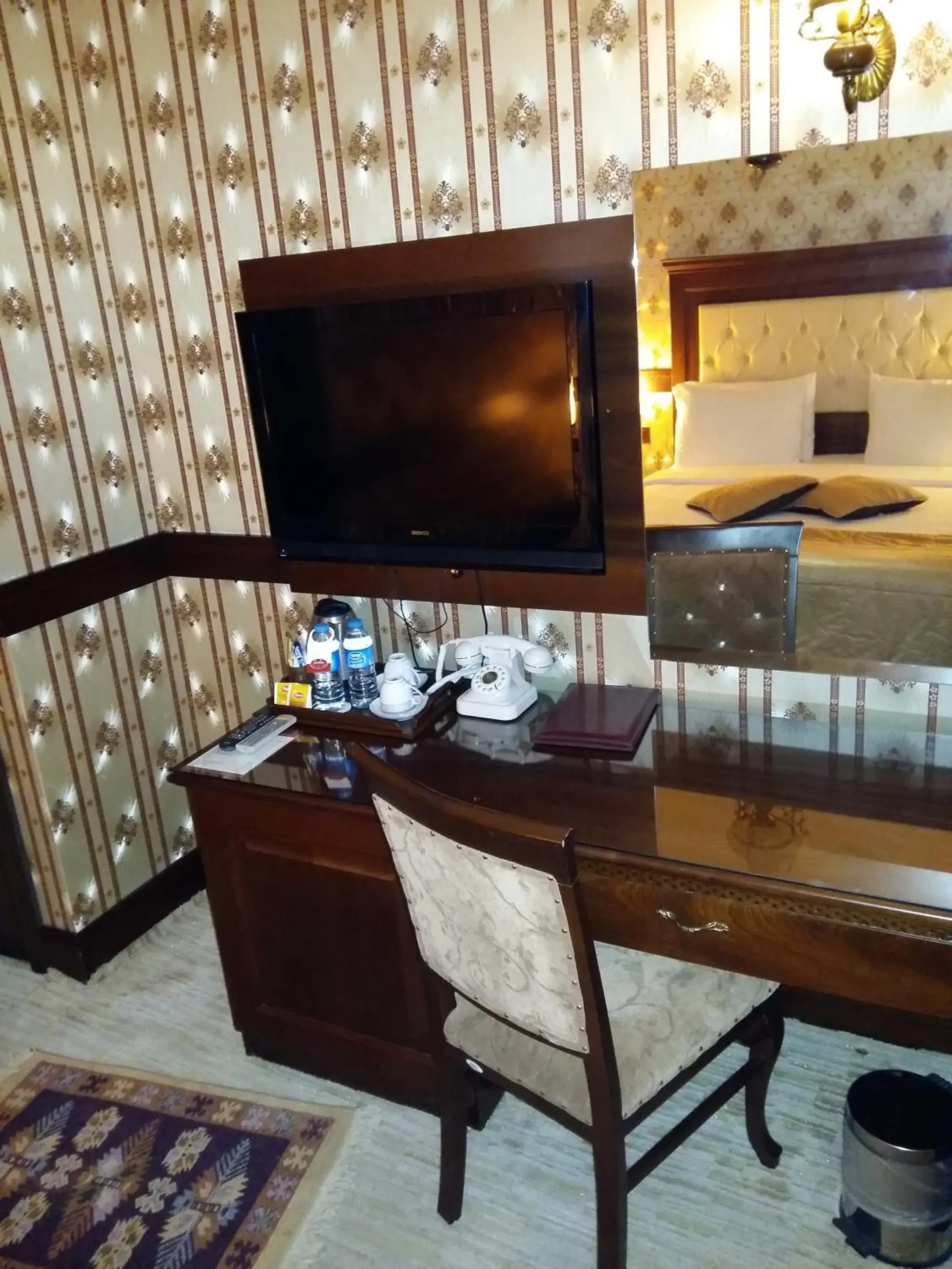 TV and multimedia, TV/Entertainment Center in Divalis Hotel