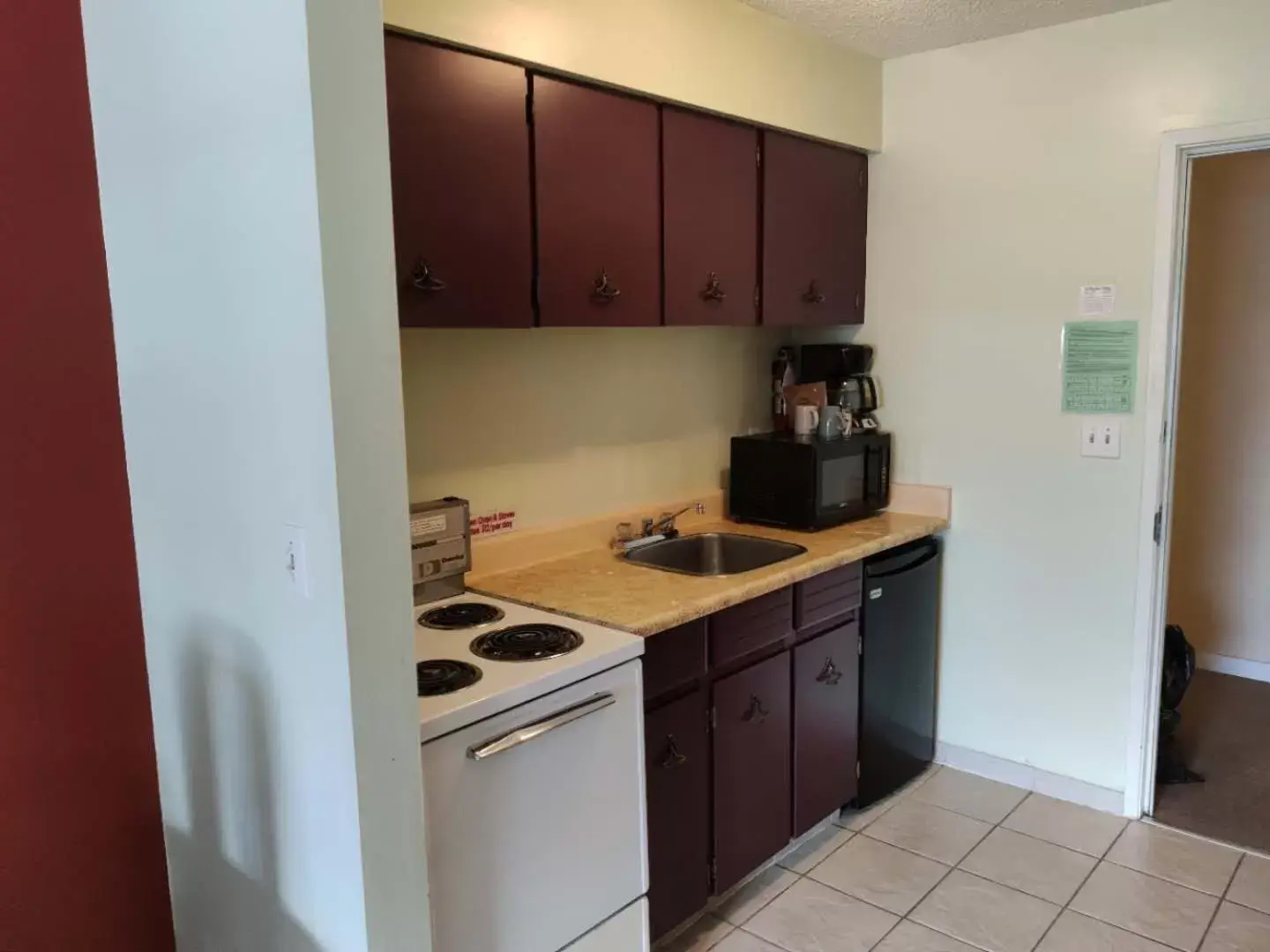 Kitchen/Kitchenette in Windsor Motel