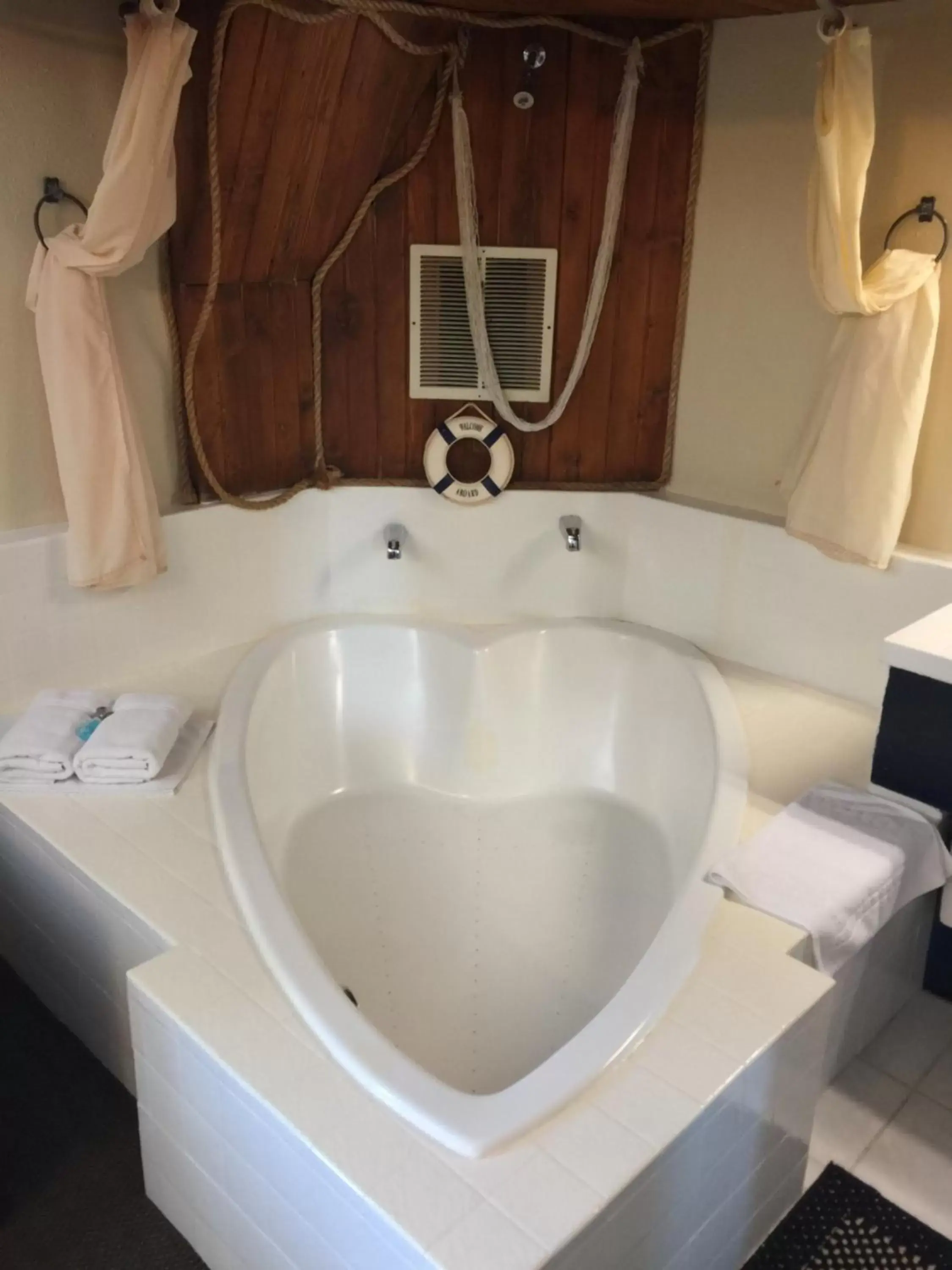 Hot Tub, Bathroom in Don Q Inn