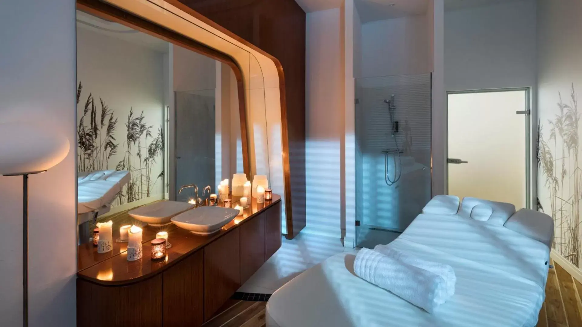 Massage, Bed in Hotel Sopot - Hotel, Conference & SPA Massage, Bed in Hotel Sopot - Hotel, Conference & SPA