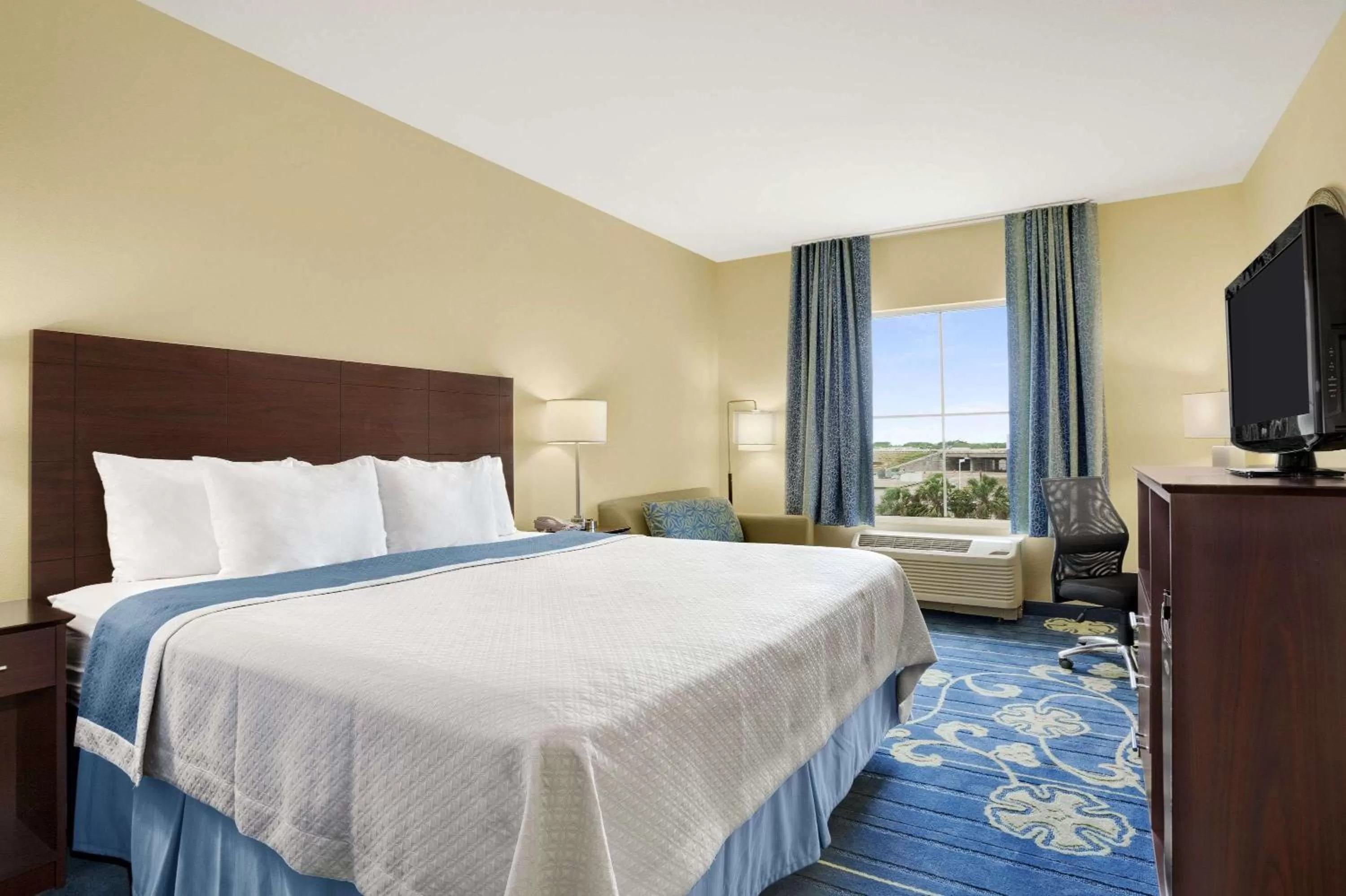 Photo of the whole room, Bed in Days Inn by Wyndham Victoria