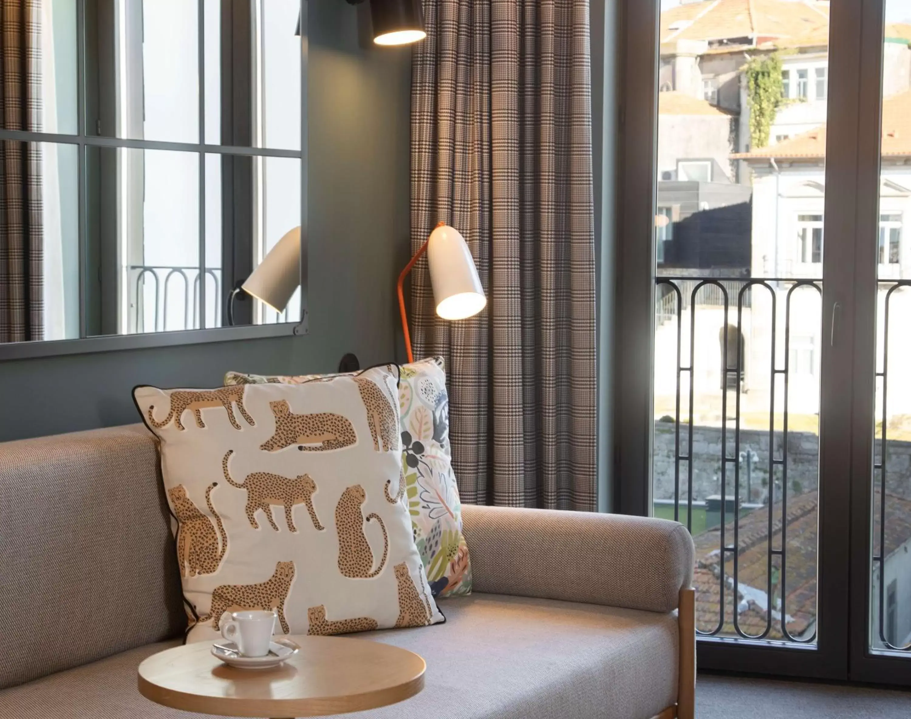 Living room, Seating Area in Se Catedral Hotel Porto, Tapestry Collection By Hilton