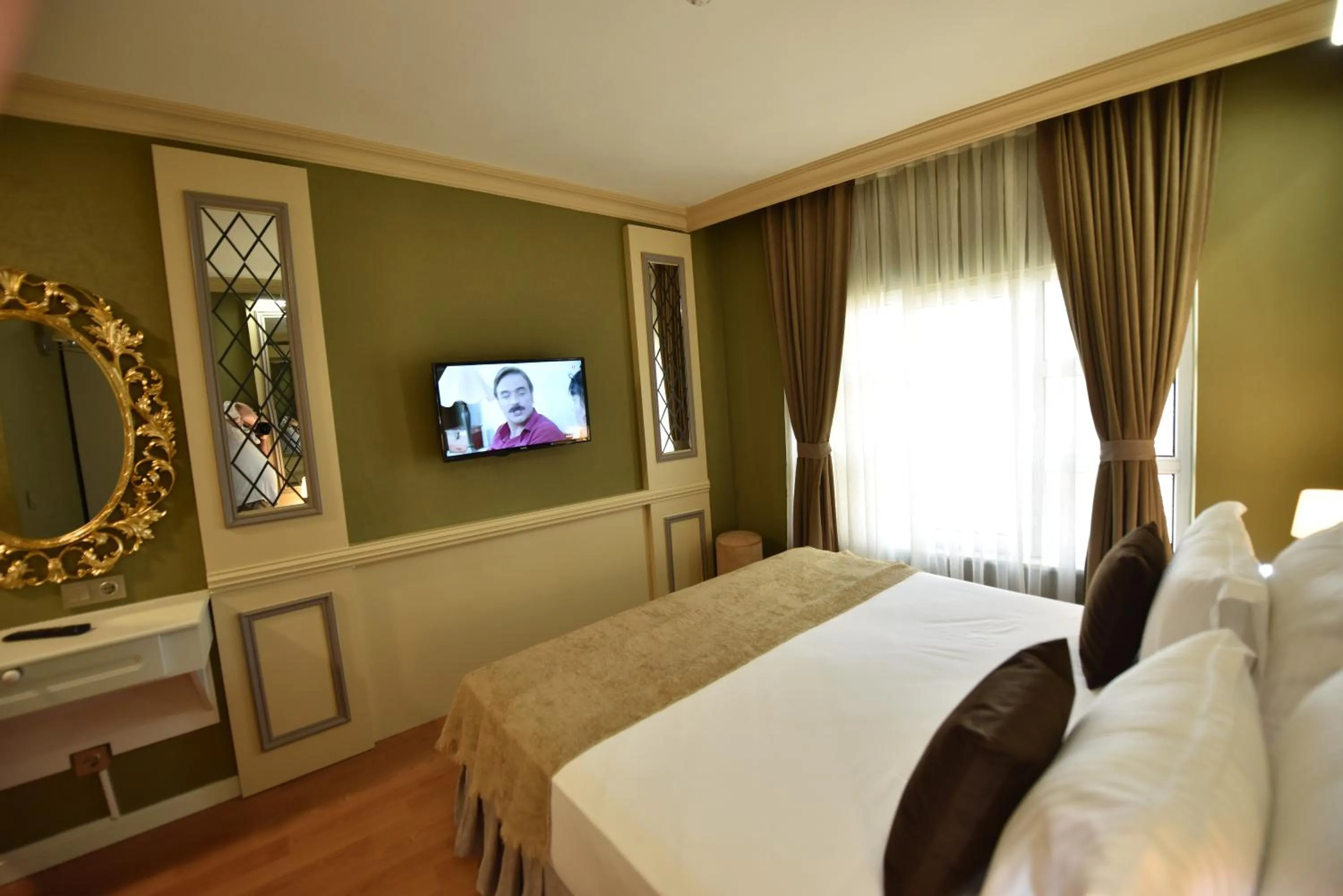 Photo of the whole room, Bed in Sunlight Hotel