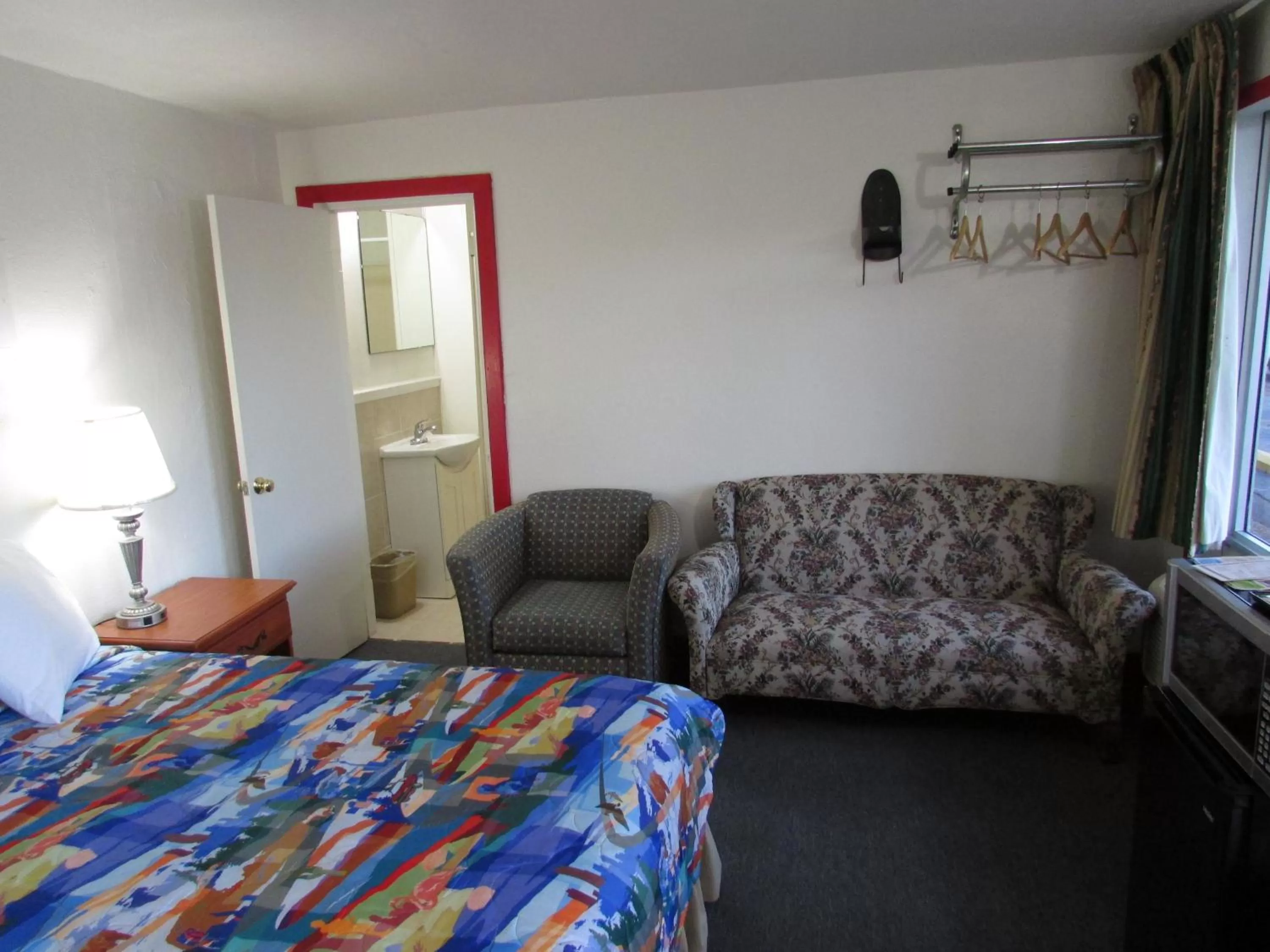 Living room, Bed in Parsons Inn Downtown Parsons,Tn