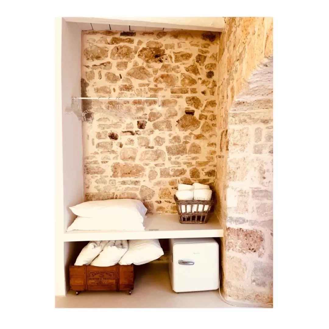 oven, Bathroom in Hydria guest house art gallery