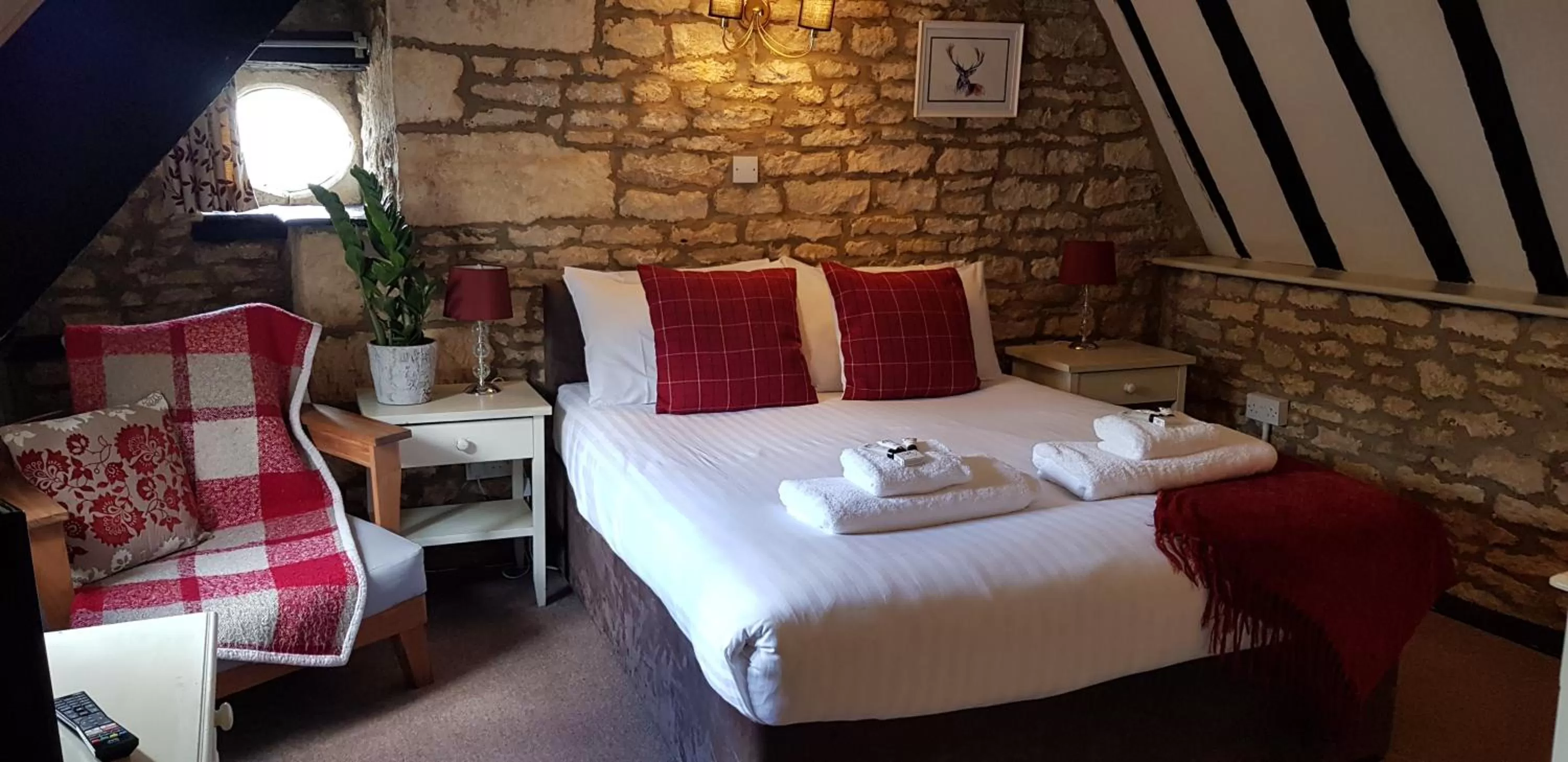 Bedroom, Bed in The Kings Arms Hotel