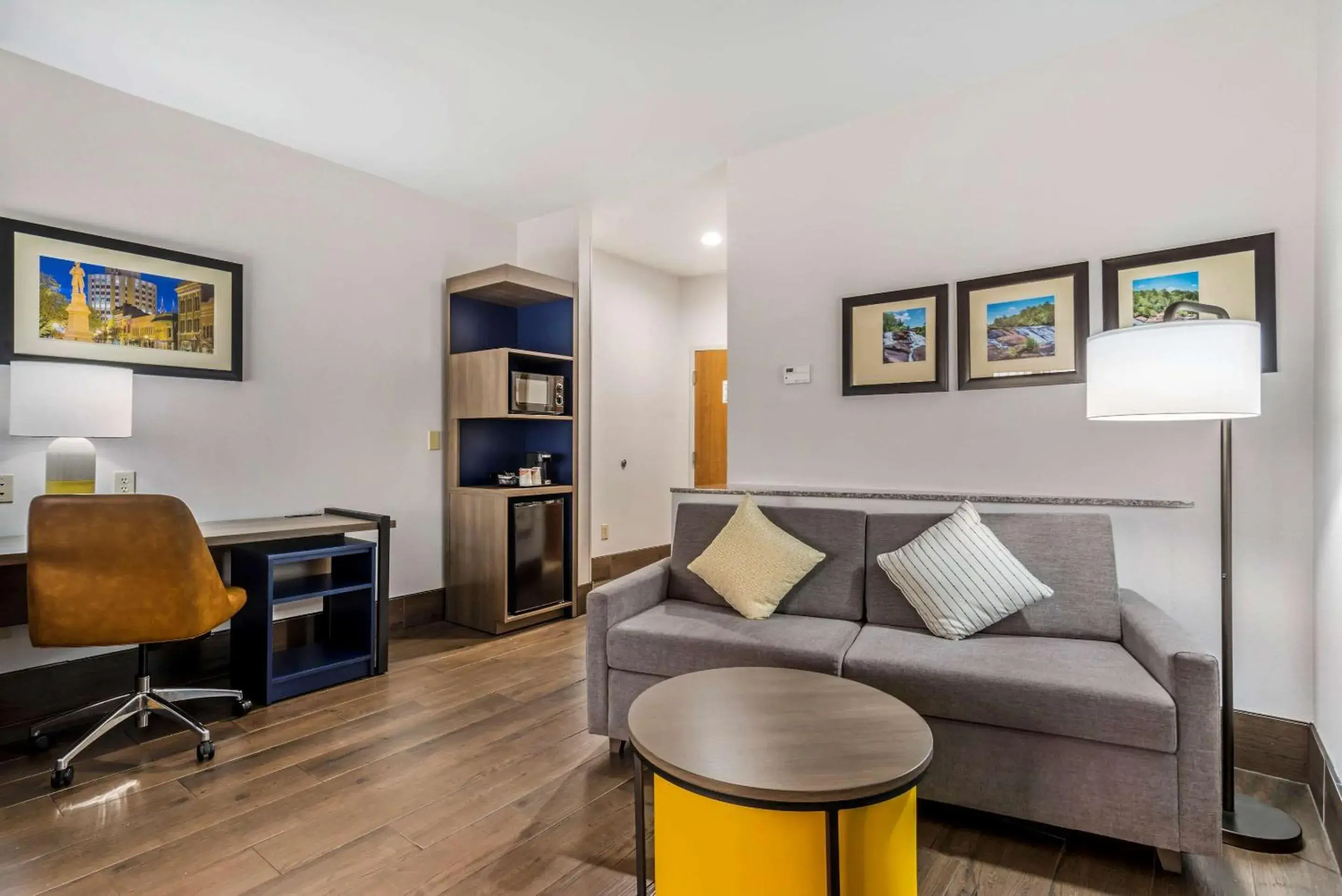 Bedroom, Seating Area in Comfort Suites Macon
