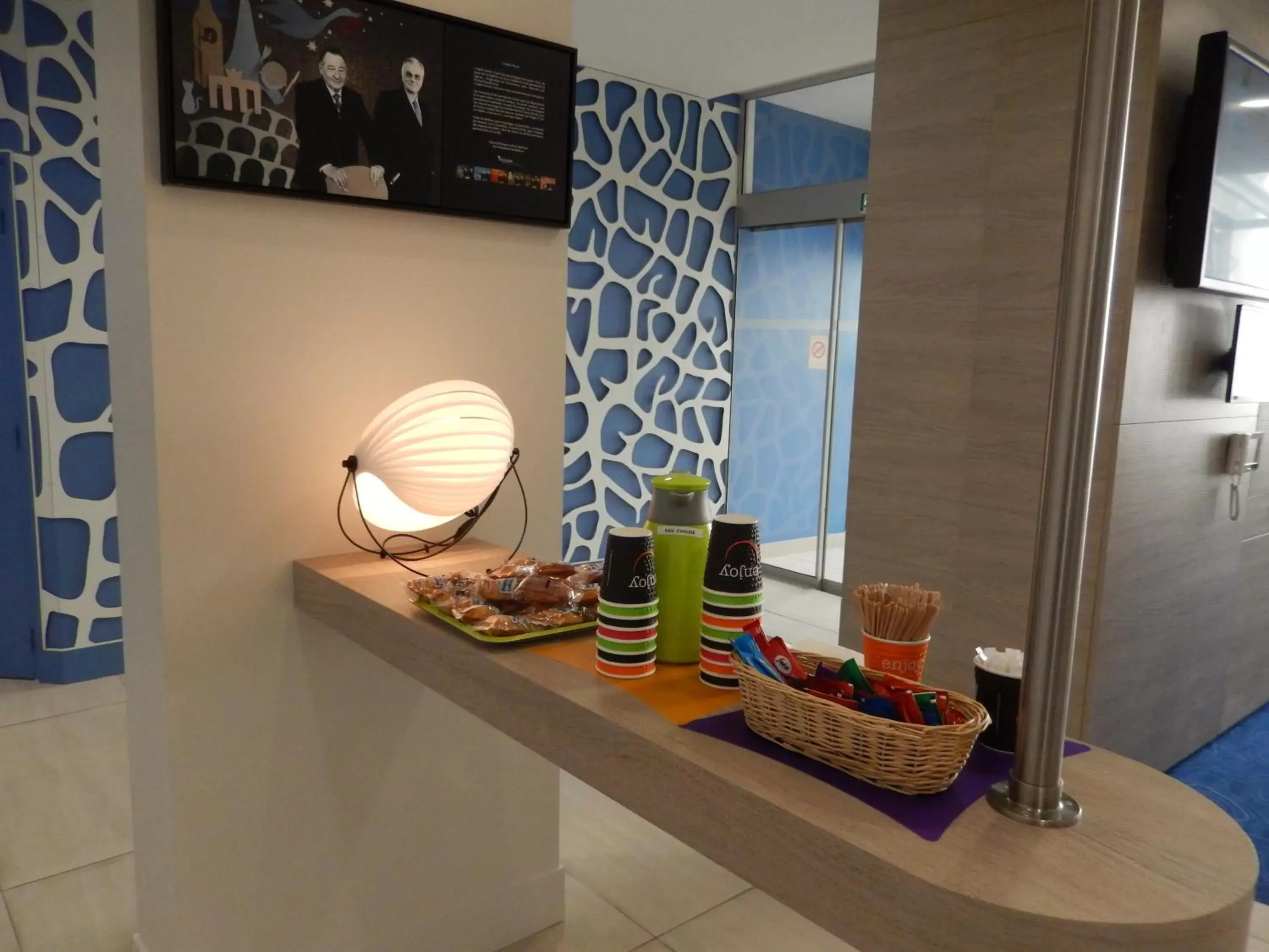 Lobby or reception in ibis Styles La Rochelle Centre