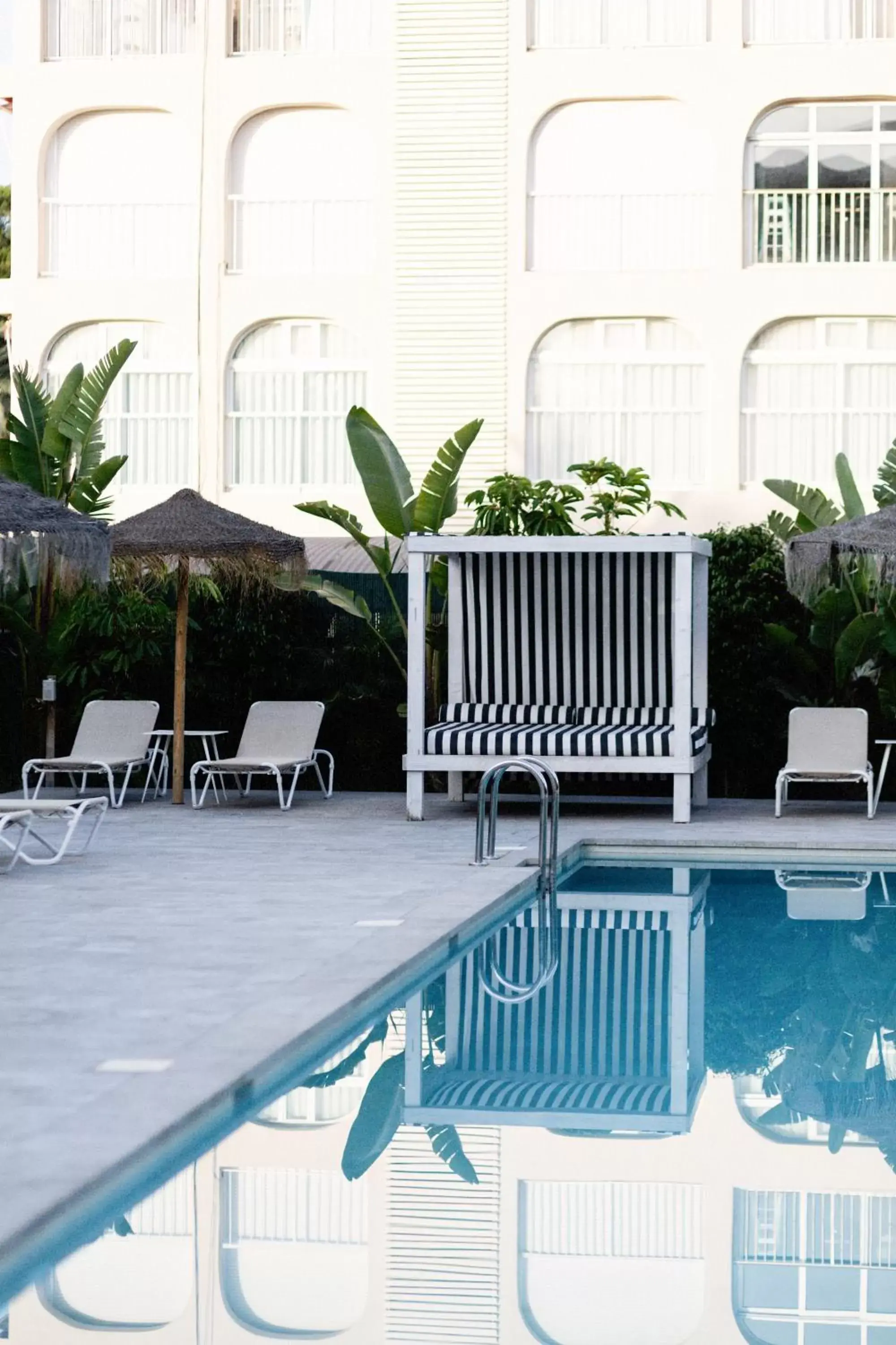 Garden, Swimming Pool in Hotel Almirante