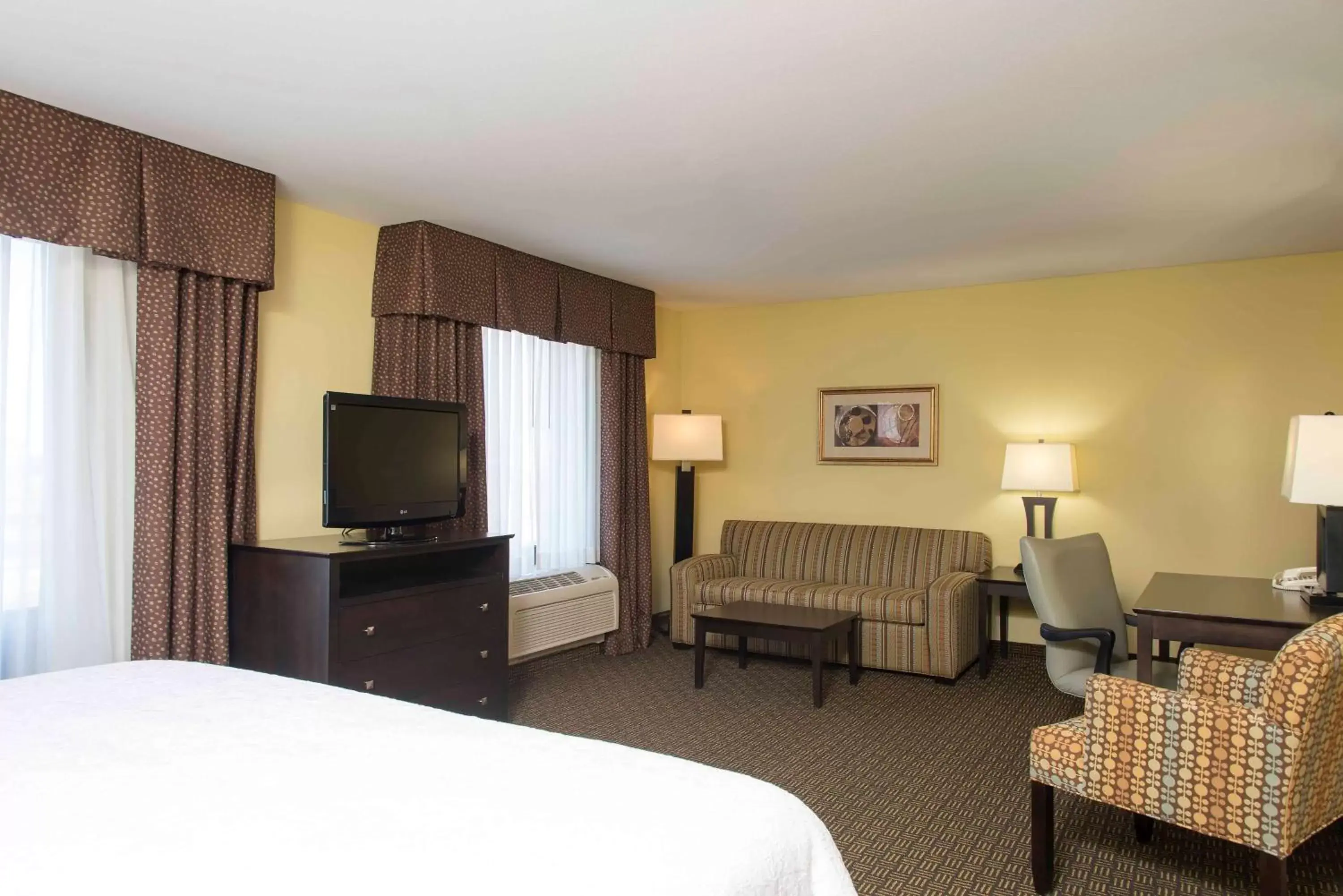 Bed, TV/Entertainment Center in Hampton Inn & Suites Danville