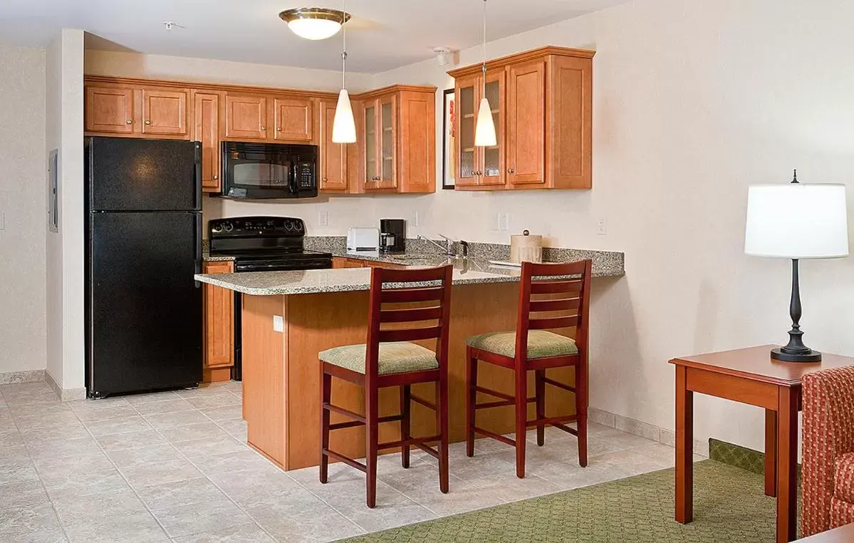 Kitchen or kitchenette, Kitchen/Kitchenette in White River Inn & Suites