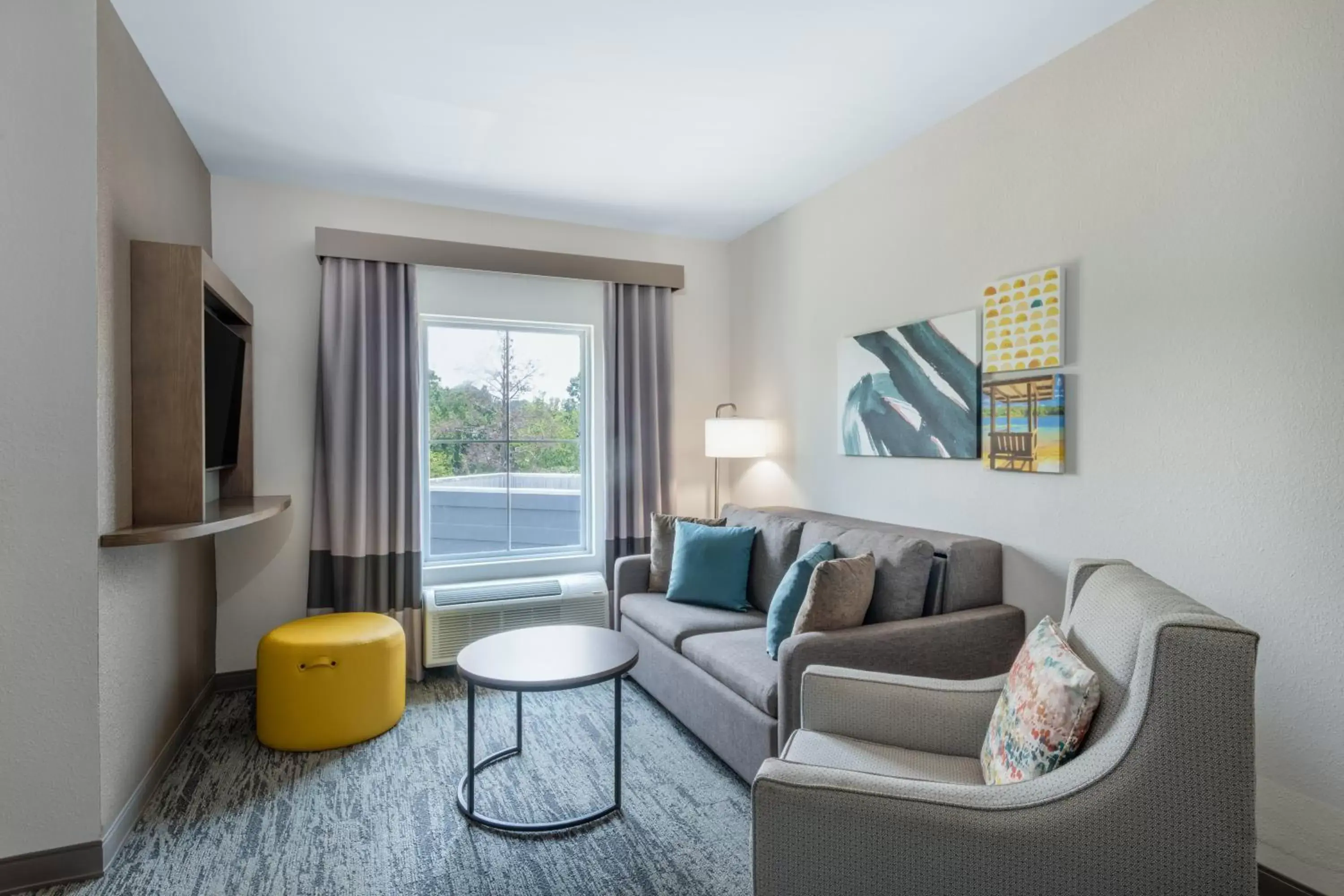 Living room, Seating Area in TRYP by Wyndham Tallahassee North I-10 Capital Circle