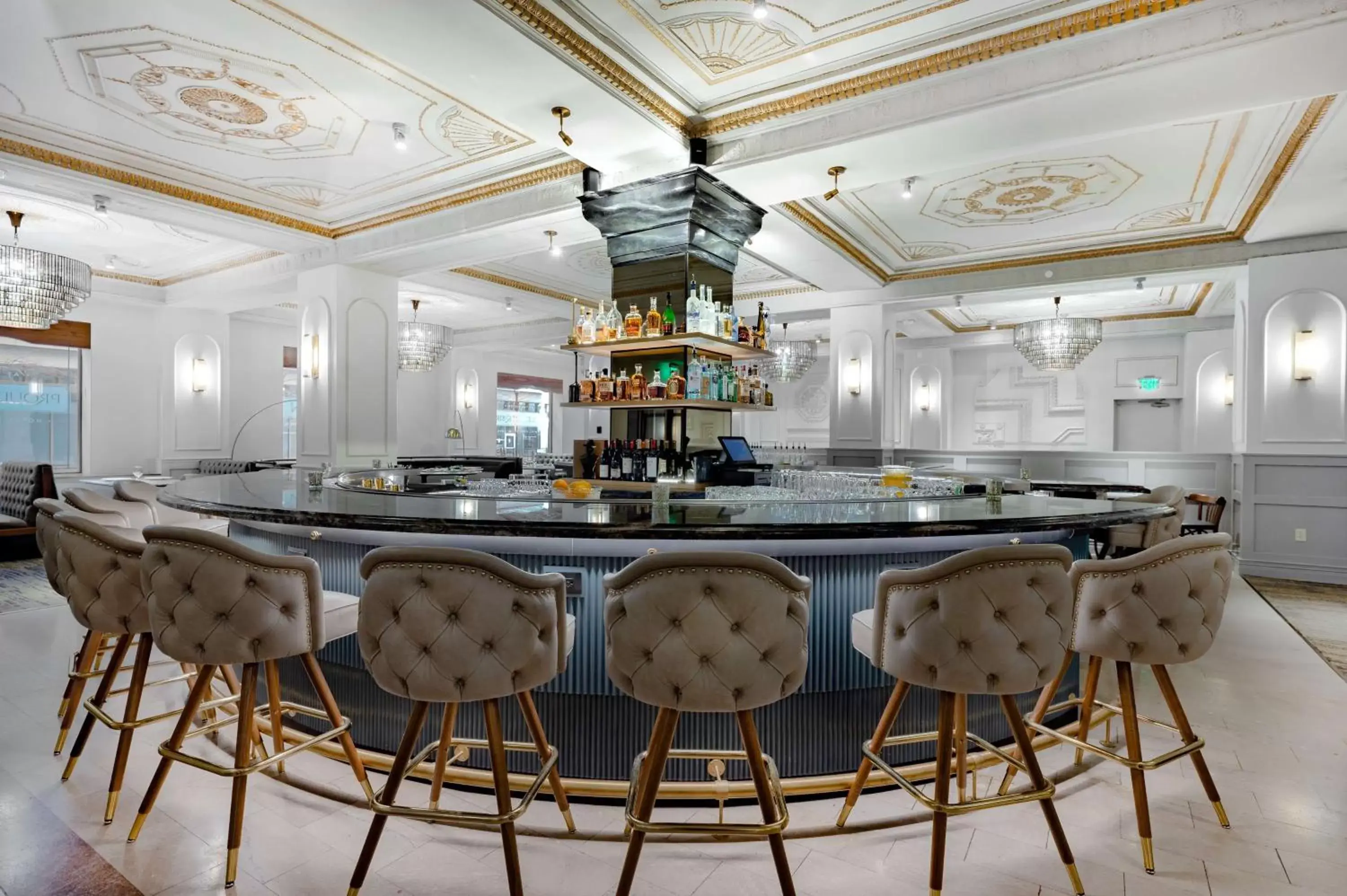 Lounge or bar, Lounge/Bar in Hotel Fort Des Moines, Curio Collection By Hilton