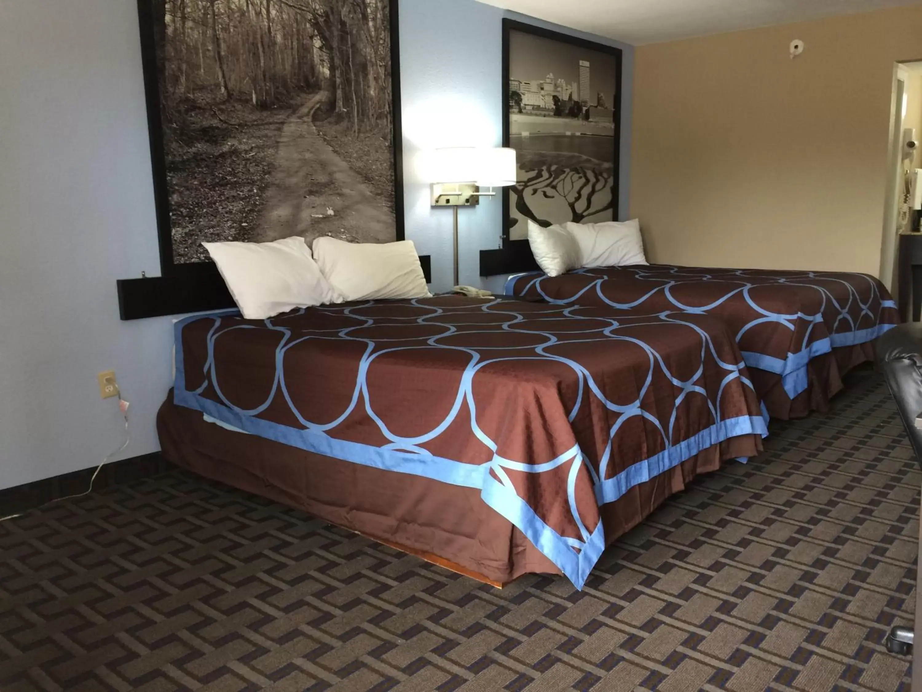 Bedroom, Bed in Super 8 by Wyndham Lakeland