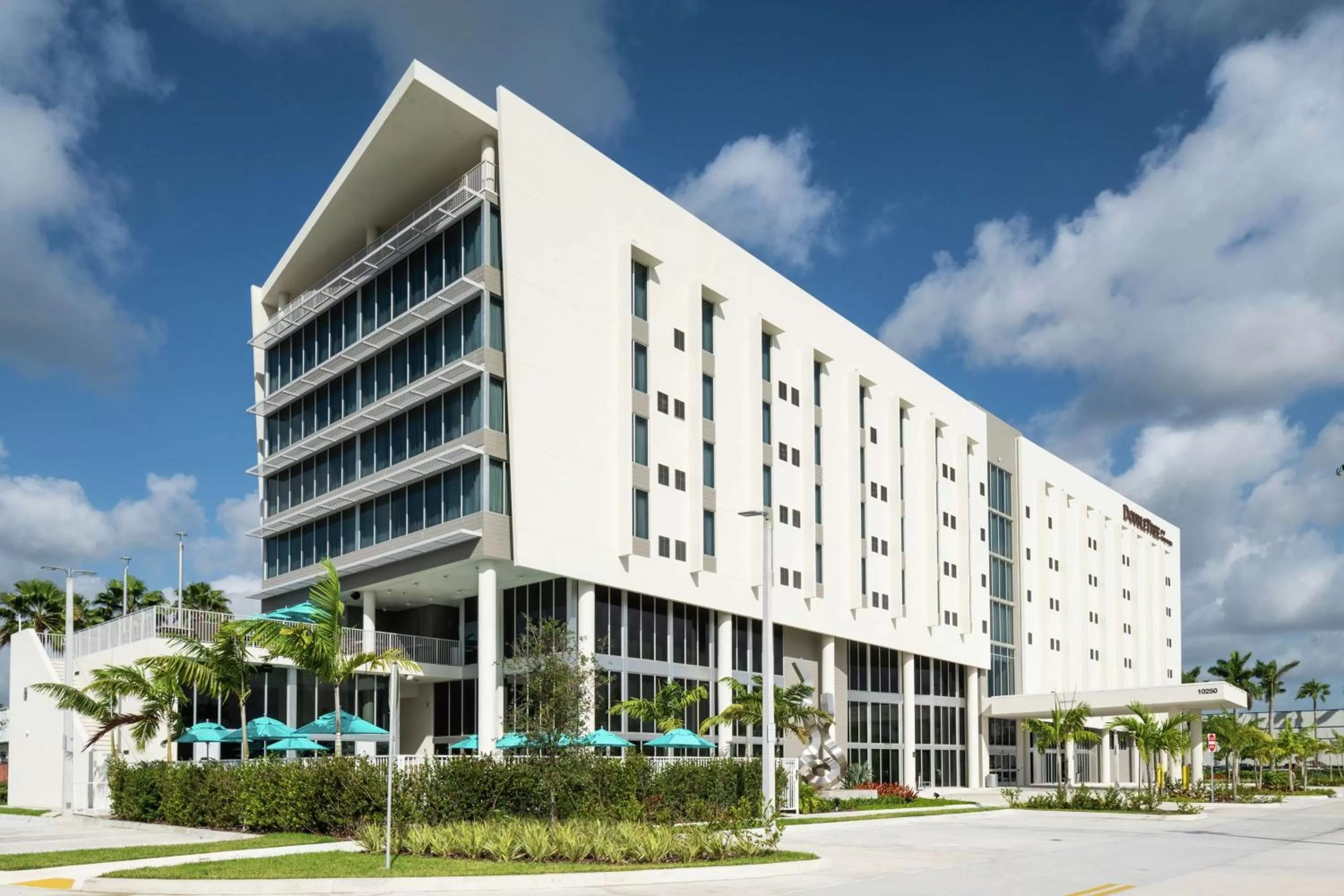 Property building in DoubleTree by Hilton Miami Doral