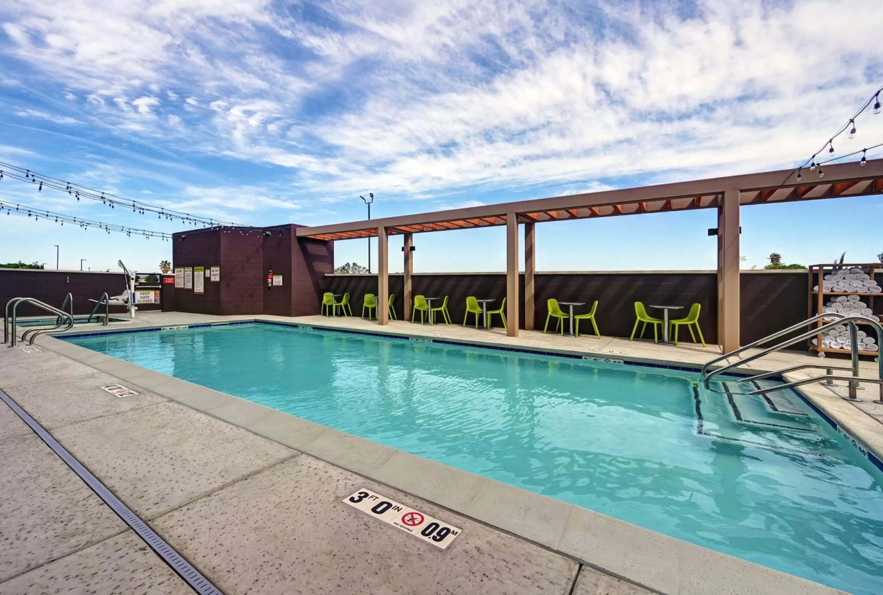 Property building, Swimming Pool in Home2 Suites By Hilton Tracy, Ca