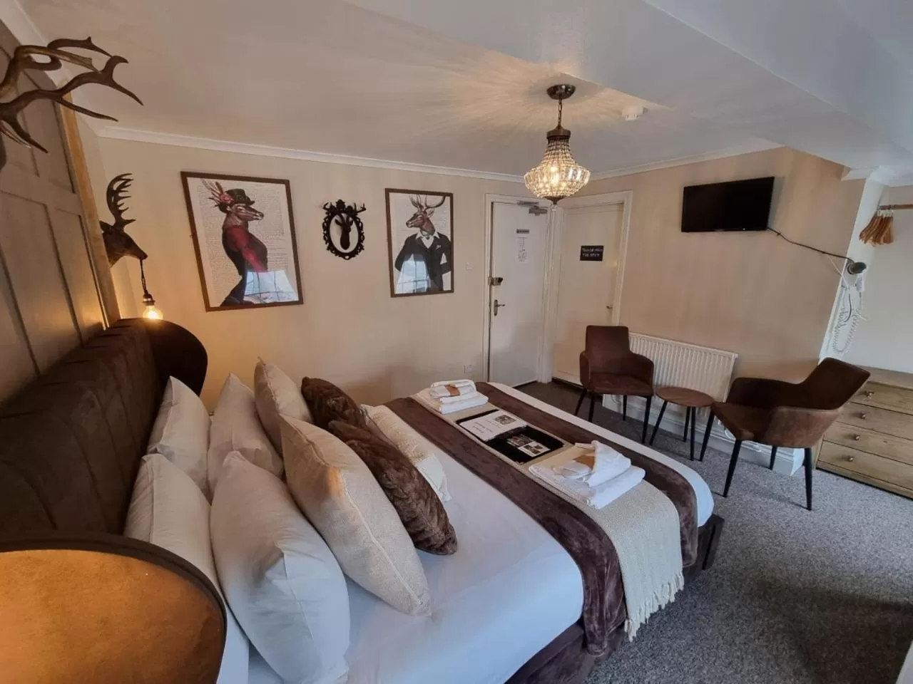 Bed, Seating Area in Creates