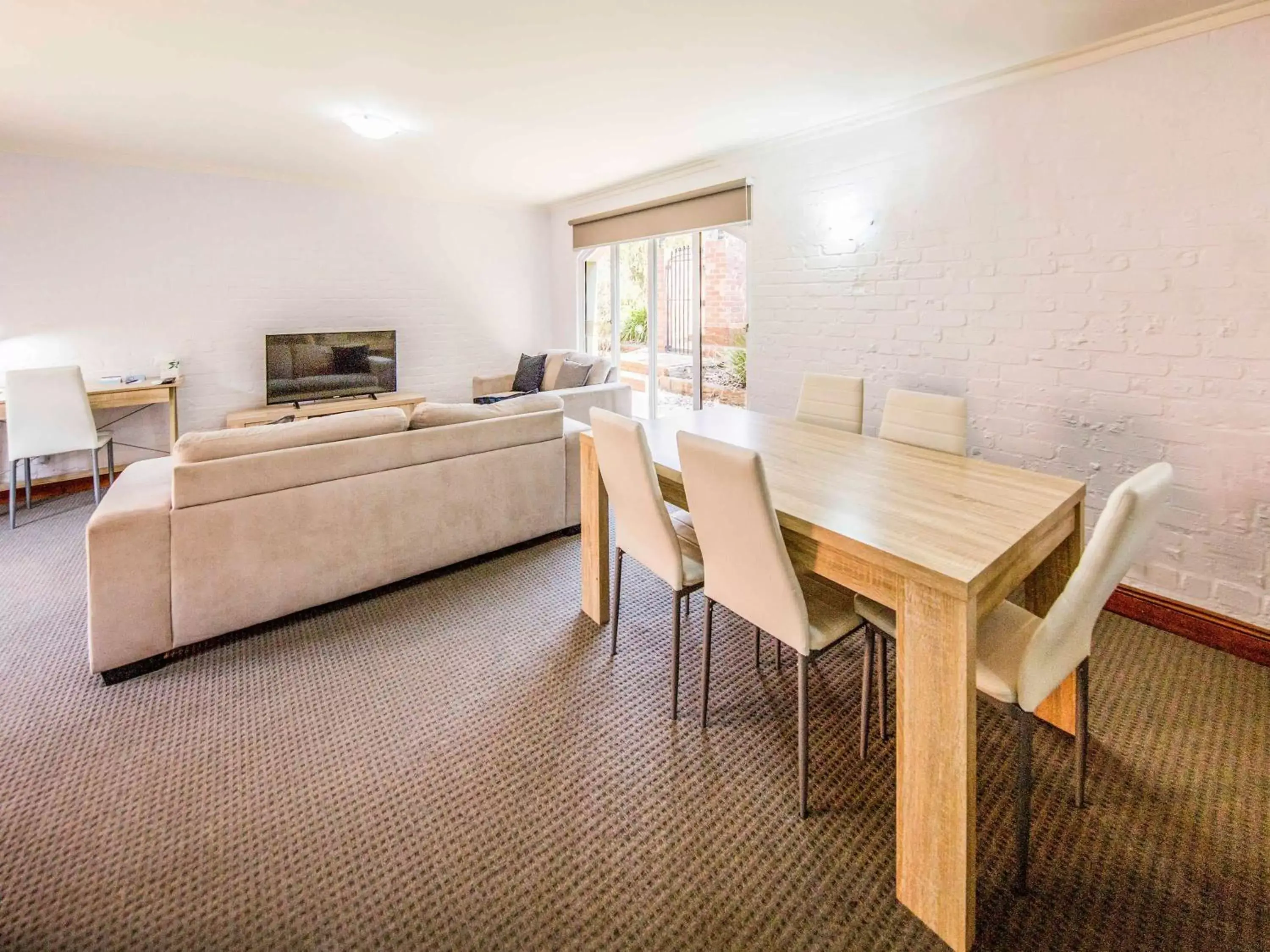 Photo of the whole room, Dining Area in Mercure Ballarat Hotel & Convention Centre